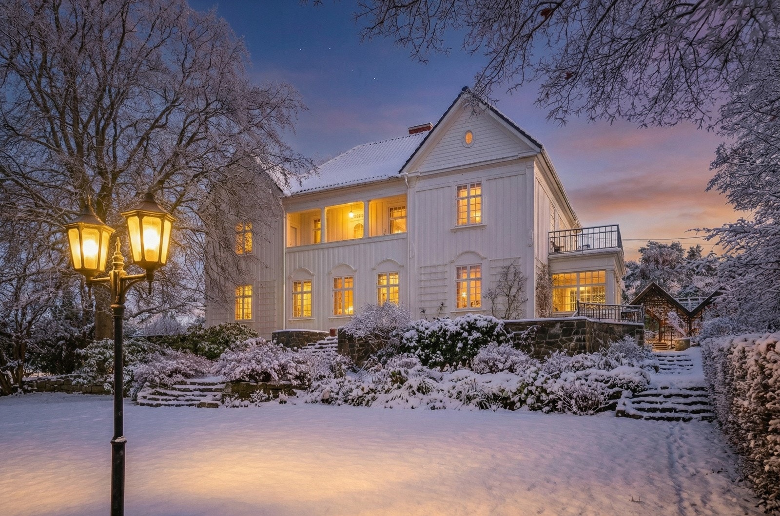 Praktvillaen Ekhaugen / Langviksveien 6 - Presentert av PrivatMegleren Dyve & Partnere v/ Michael R. Øistad - Foto: zOvenfra Galleribilde