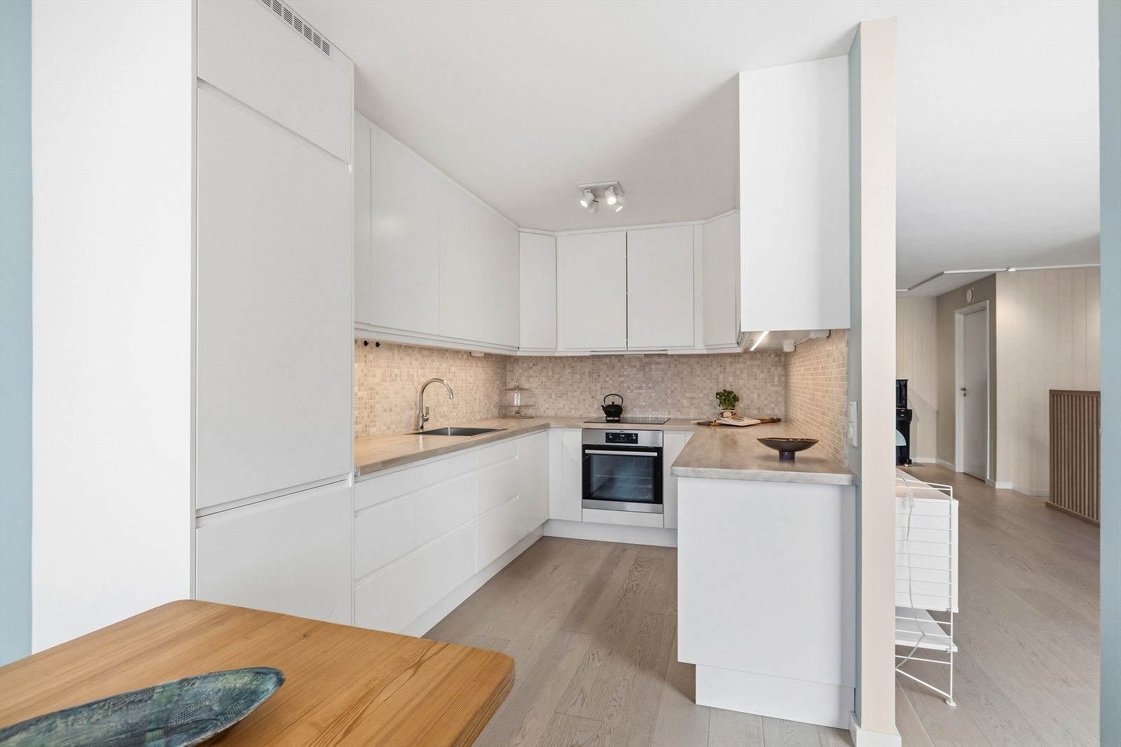 Pent kjøkken med god skap- og benkeplass. Galleribilde