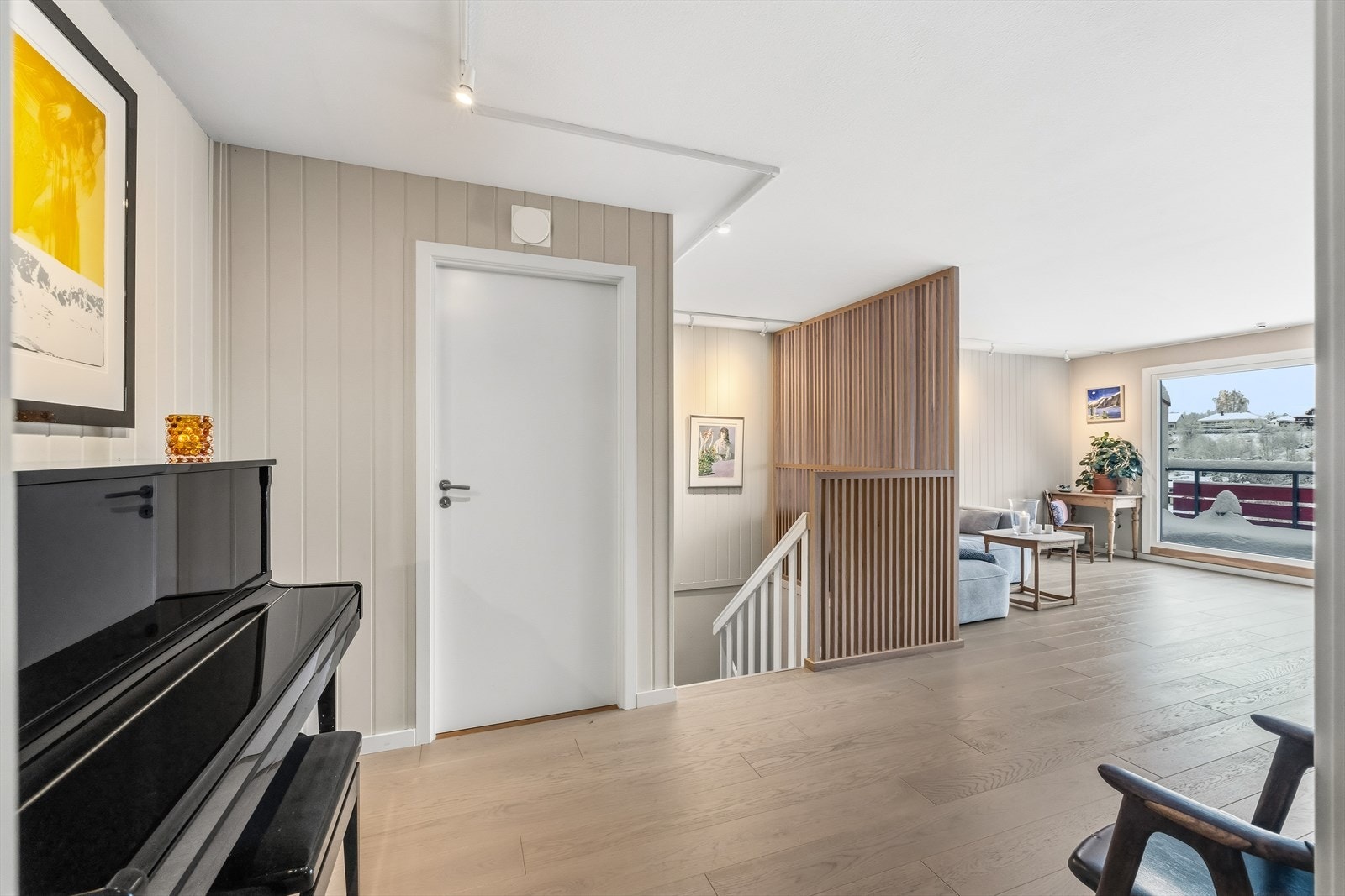 Romslig stue med god plass til flere møbleringssoner. Trapp til underetasje er integrert i rommet og bidrar til en åpen og funksjonell planløsning. Galleribilde