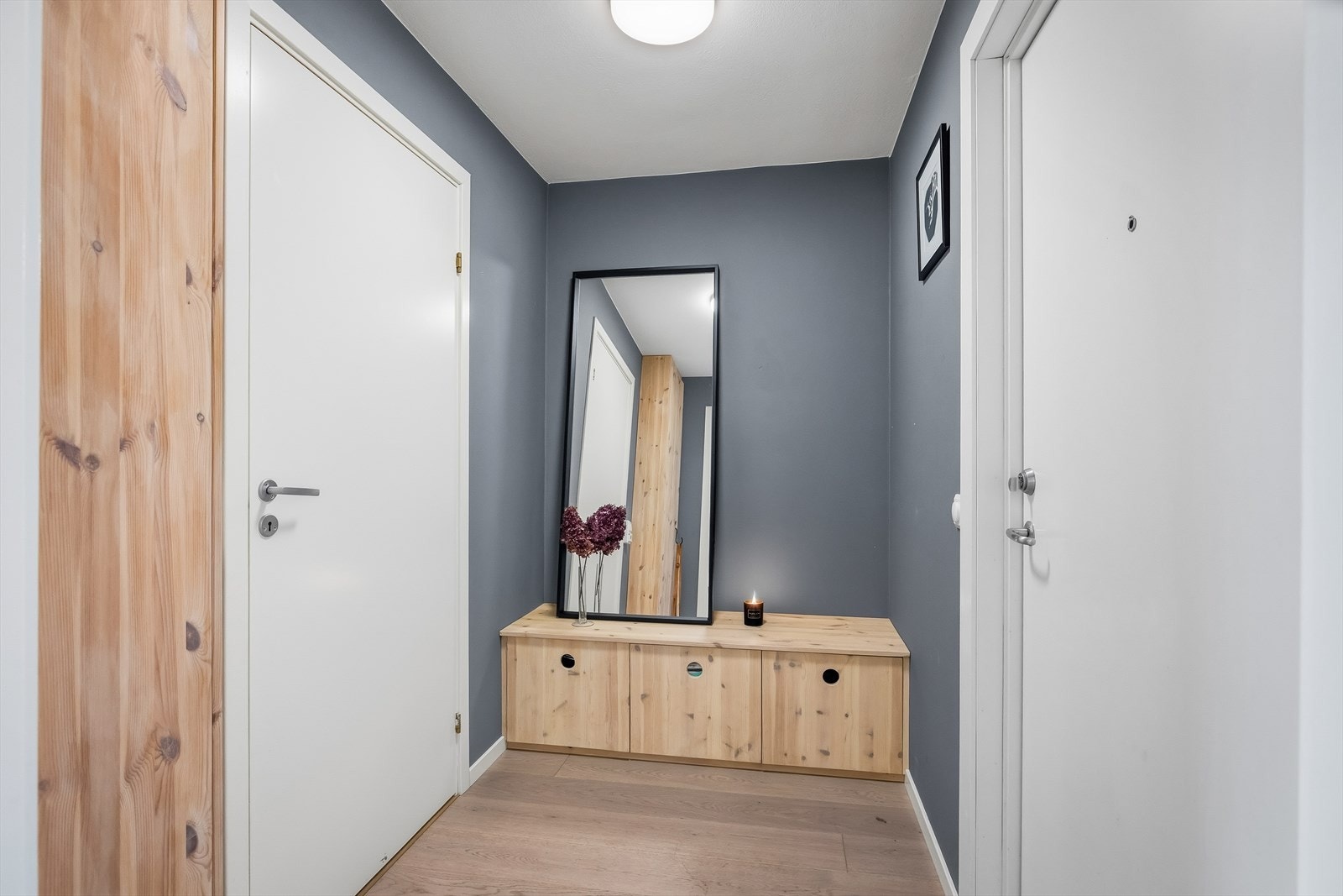 Innbydende entré med god plass til oppbevaring, med inngang til boligens 1 av 2 bad. Galleribilde