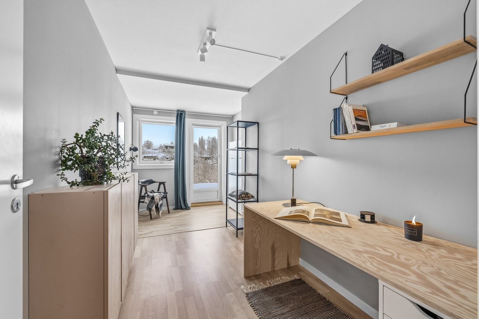 Boligens andre soverom egner seg godt som gjesterom eller hjemmekontor. Store vindusflater gir fint dagslys og god utsikt. Galleribilde