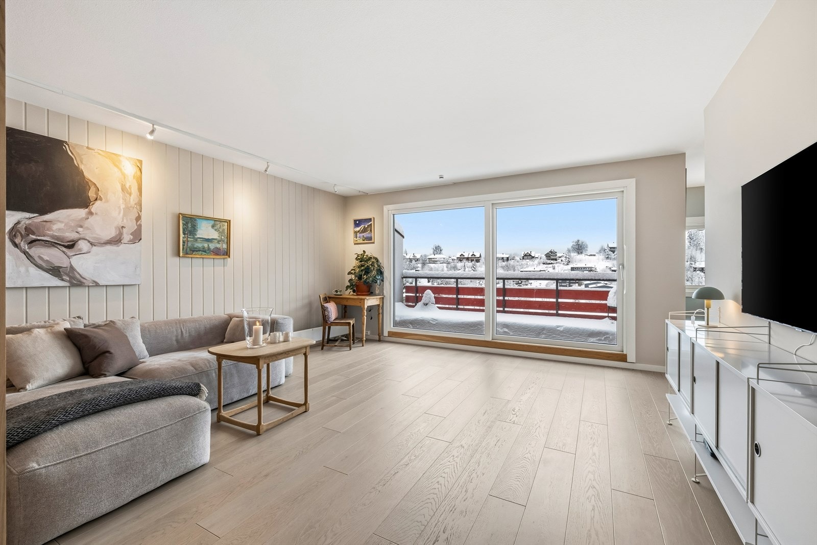 Stuen har god bredde og lengde, noe som gir fleksible møbleringsmuligheter. Galleribilde