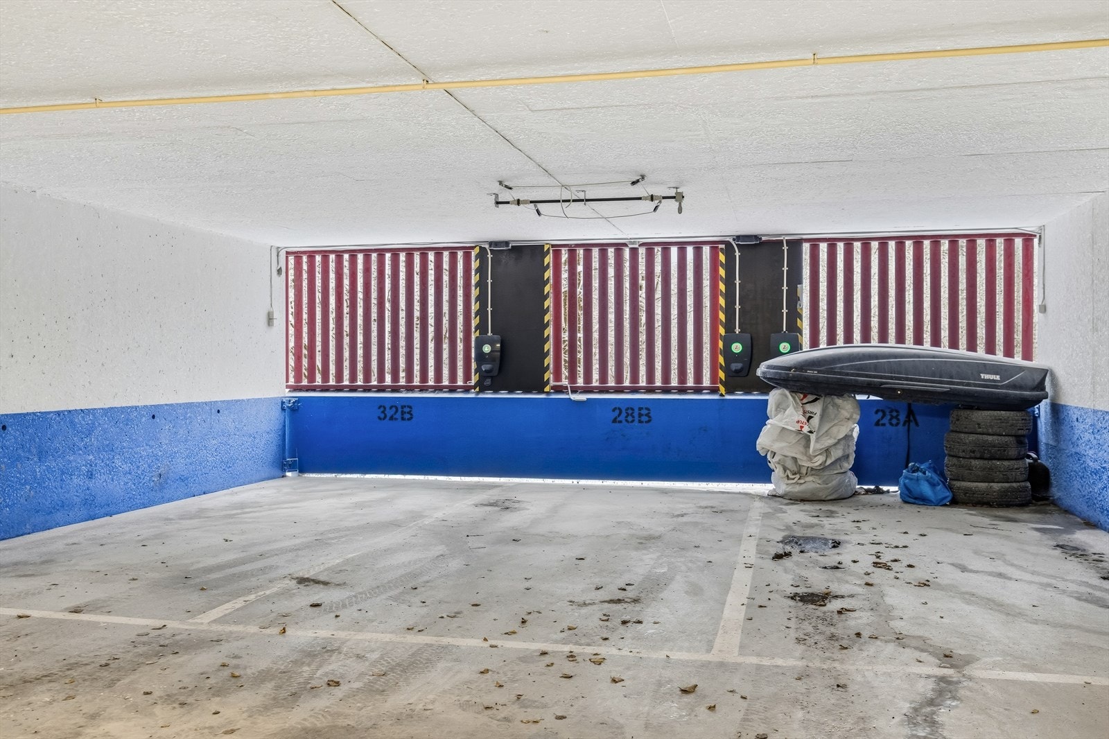 Leiligheten disponerer en parkeringsplass (Nr. 28B) med elbillader i felles utvendig garasjeanlegg. Galleribilde