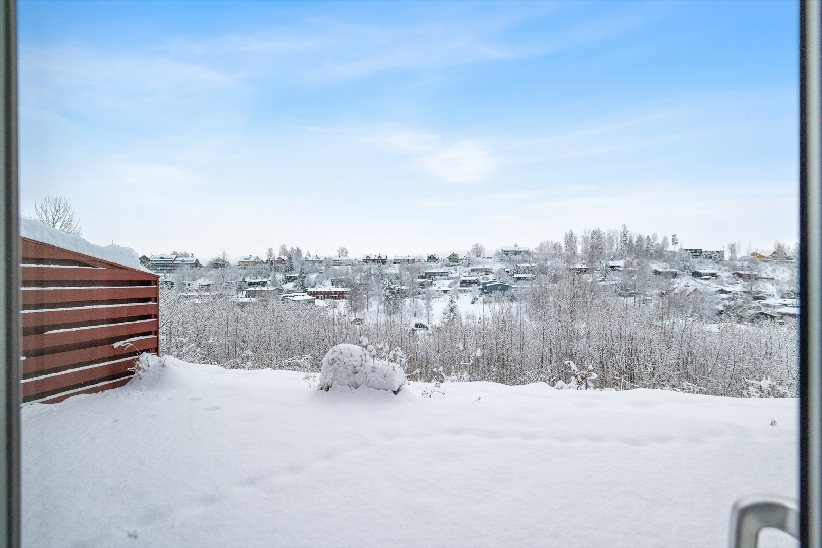 Markterrassen er av god størrelse og skjermede omgivelser med utsikt over rolige grøntområder. Galleribilde