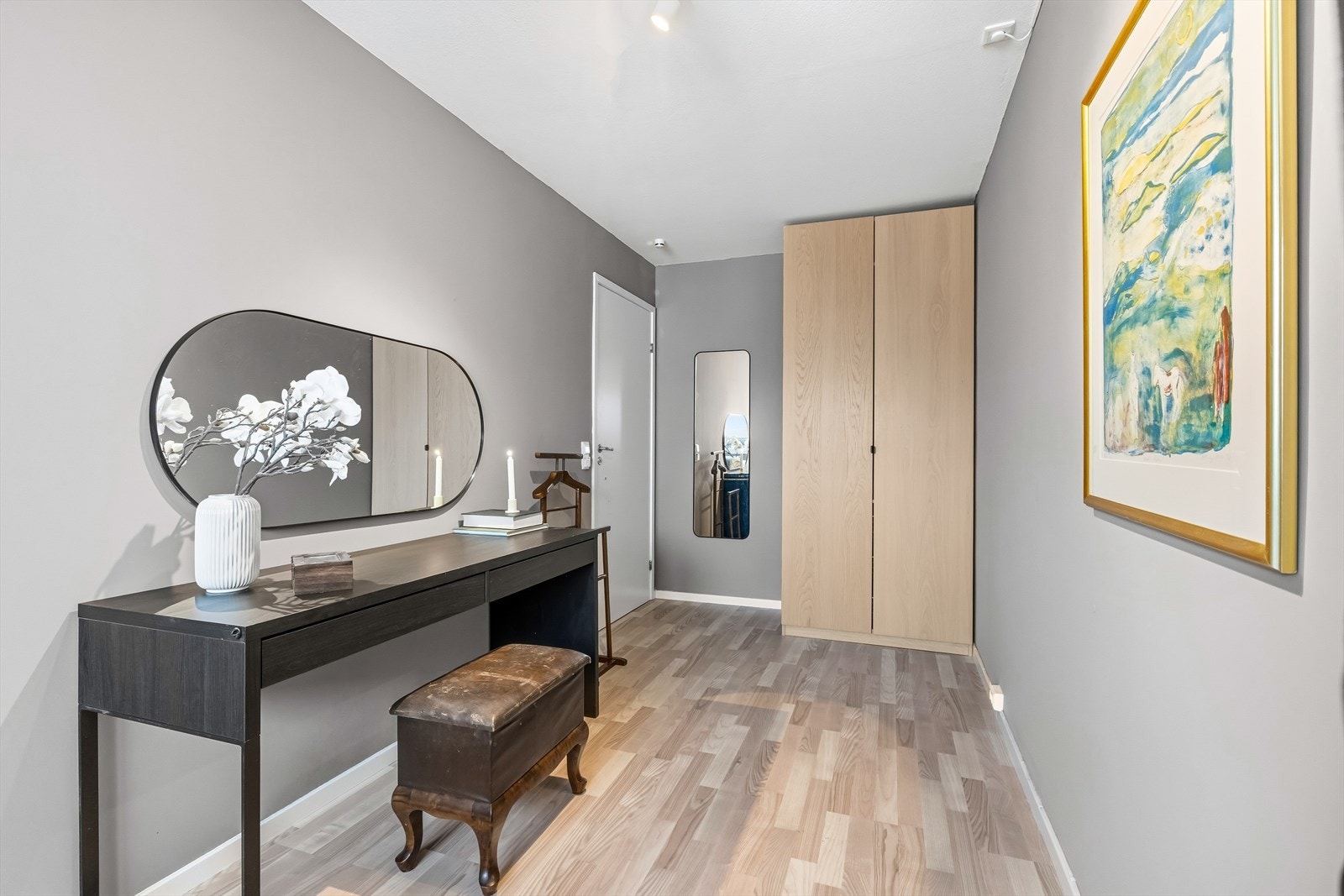 Soverommet har praktisk garderobeløsning med god oppbevaringsplass. Galleribilde