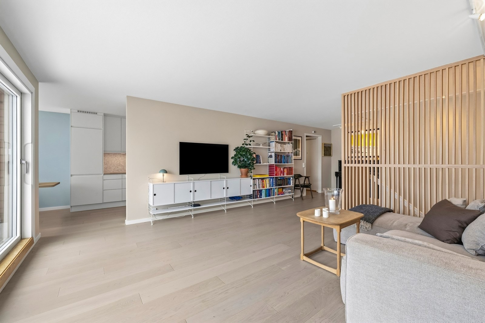 Delvis åpen løsning mellom stue og kjøkken. Galleribilde