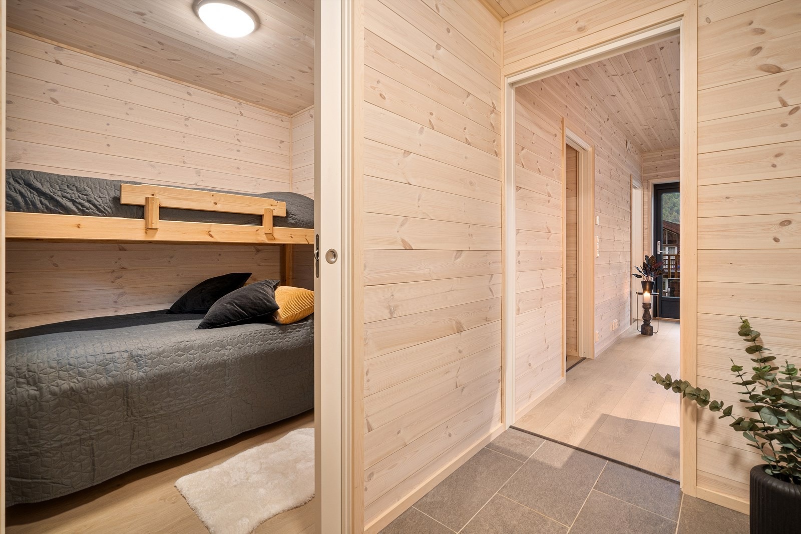 Det andre soverommet er praktisk plassert i gangen, perfekt som barne- og gjesterom! Galleribilde