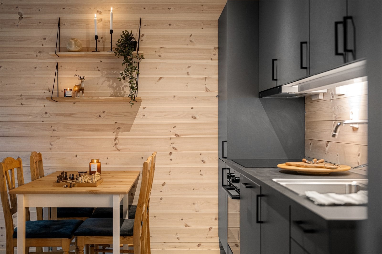 Den åpne løsningen gir plass til en koselig sofakrok og spisegruppe. Et perfekt samlingspunkt hvor venner og familie kan møtes til både matlaging og hyggelige stunder etter en lang dag i bakken! Galleribilde