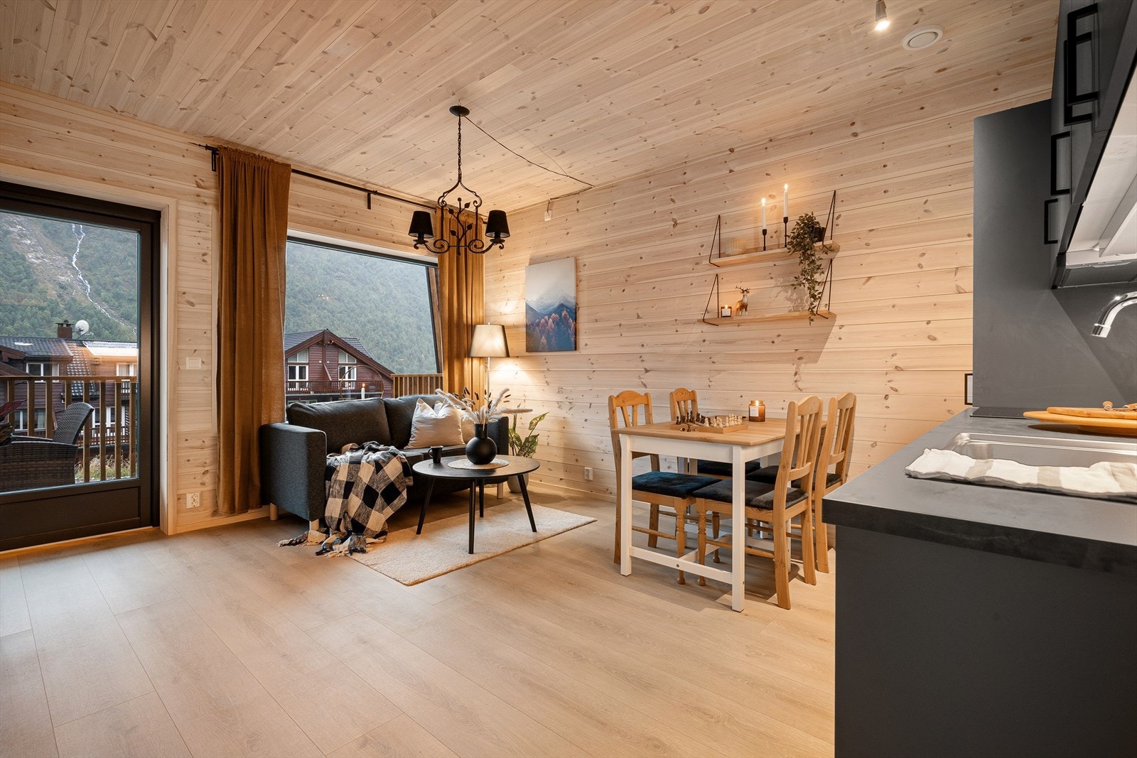 I både stue og kjøkken er det vannbåren varme i gulvene, som gir en behagelig temperatur året rundt. Galleribilde