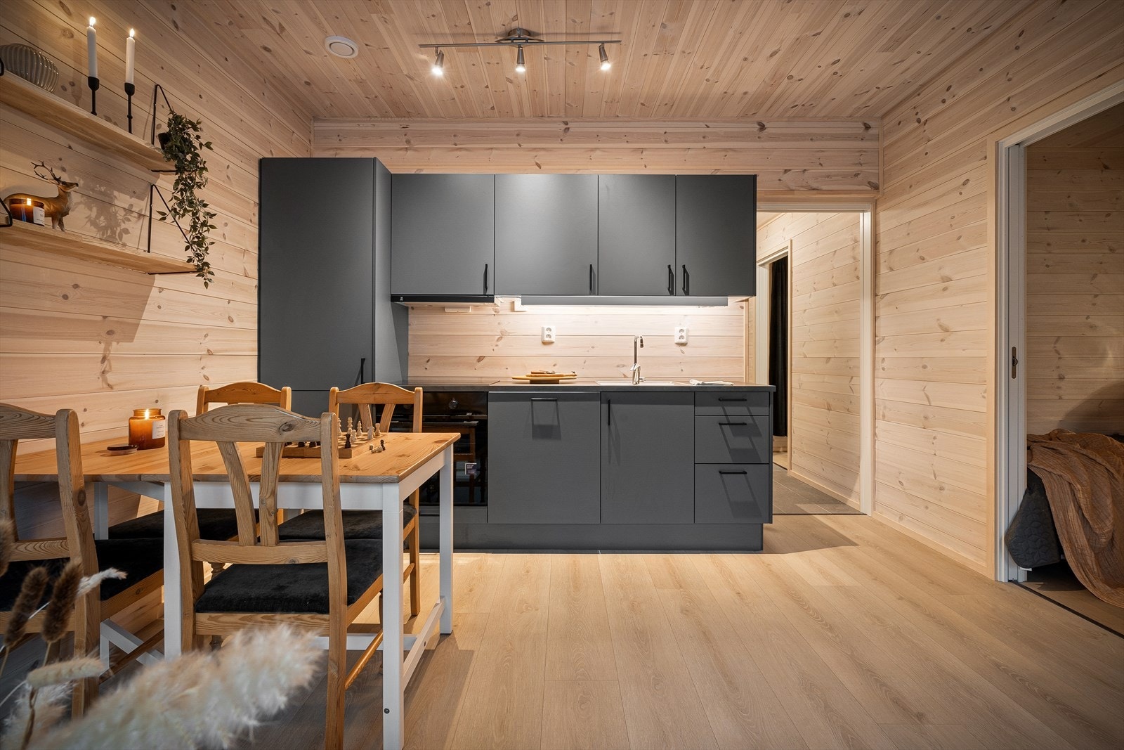 Kjøkkenet fra Sigdal er praktisk og funksjonelt utformet med slette fronter i en elegant mørk gråfarge. Galleribilde