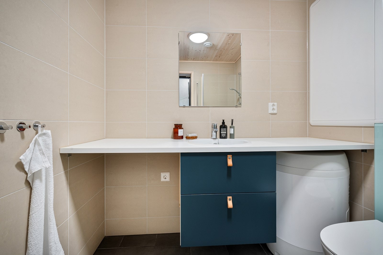 Med vannbåren gulvvarme er baderommet et behagelig rom hvor du kan nyte rolige morninger på fjellet, eller et perfekt sted før tørking av våte sko/ yttertøy. Galleribilde