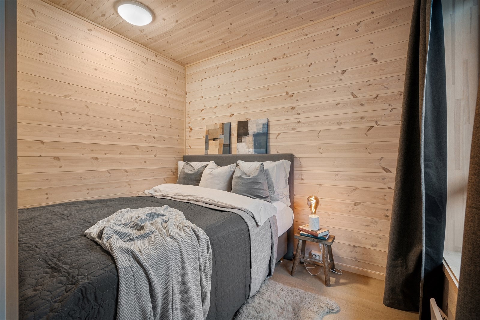 Leiligheten har 2 praktiske og flotte soverom. Her har god plassutnyttelse vært i fokus, hvor begge rom har rikelig med sengeplasser. Galleribilde