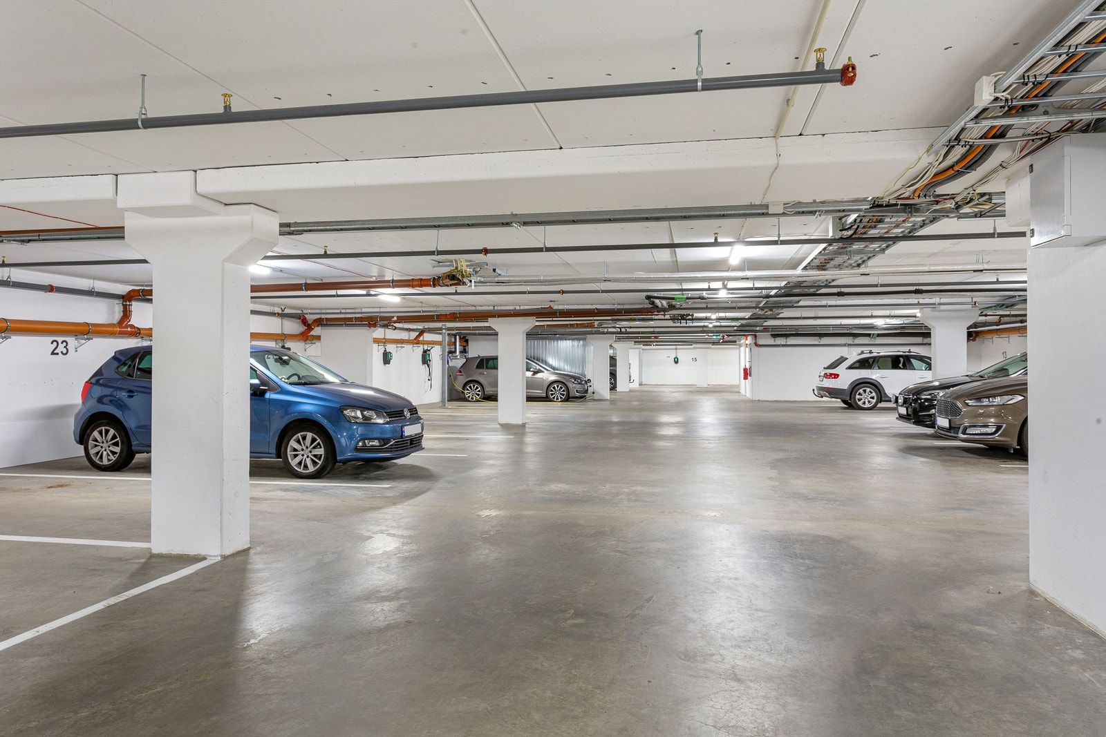 Bruksrett på en parkeringsplass i felles garasjeanlegg Galleribilde