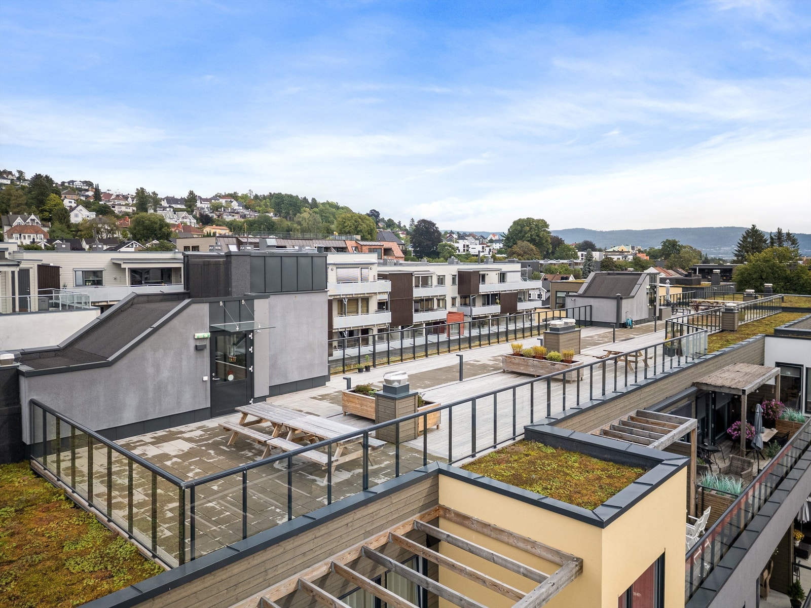 Romslig felles takterrasse med sittebenker Galleribilde
