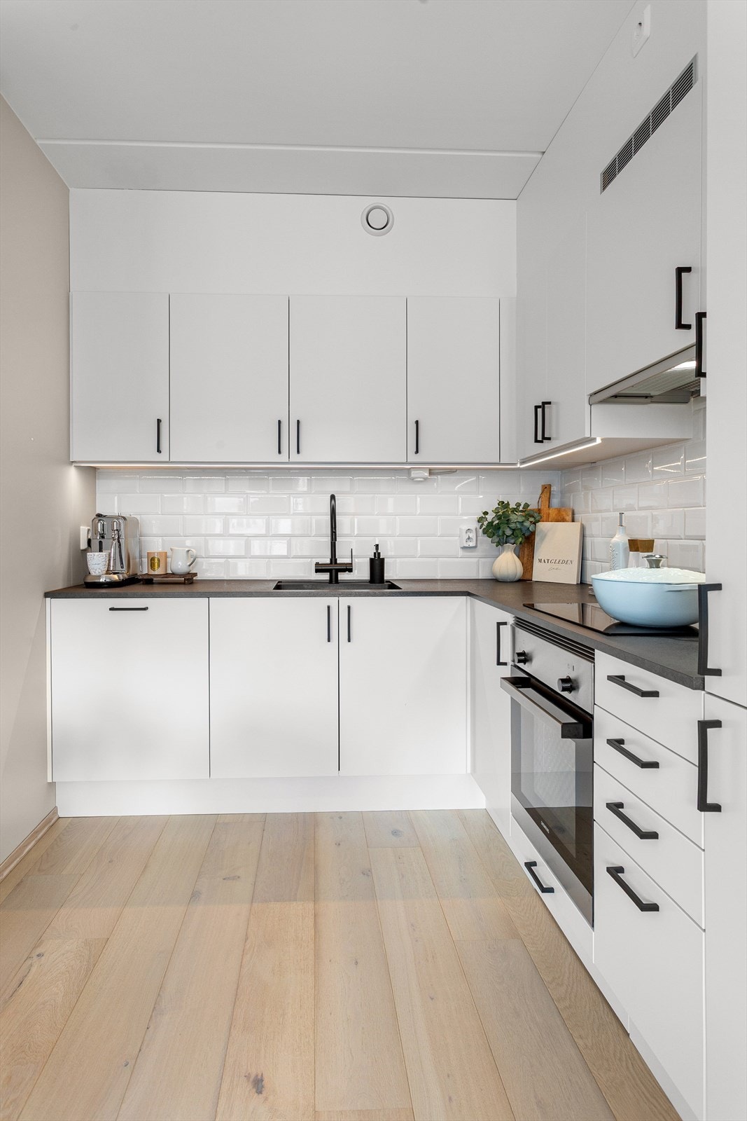 Over- og underskap i hvit samt glatt utførelse Galleribilde