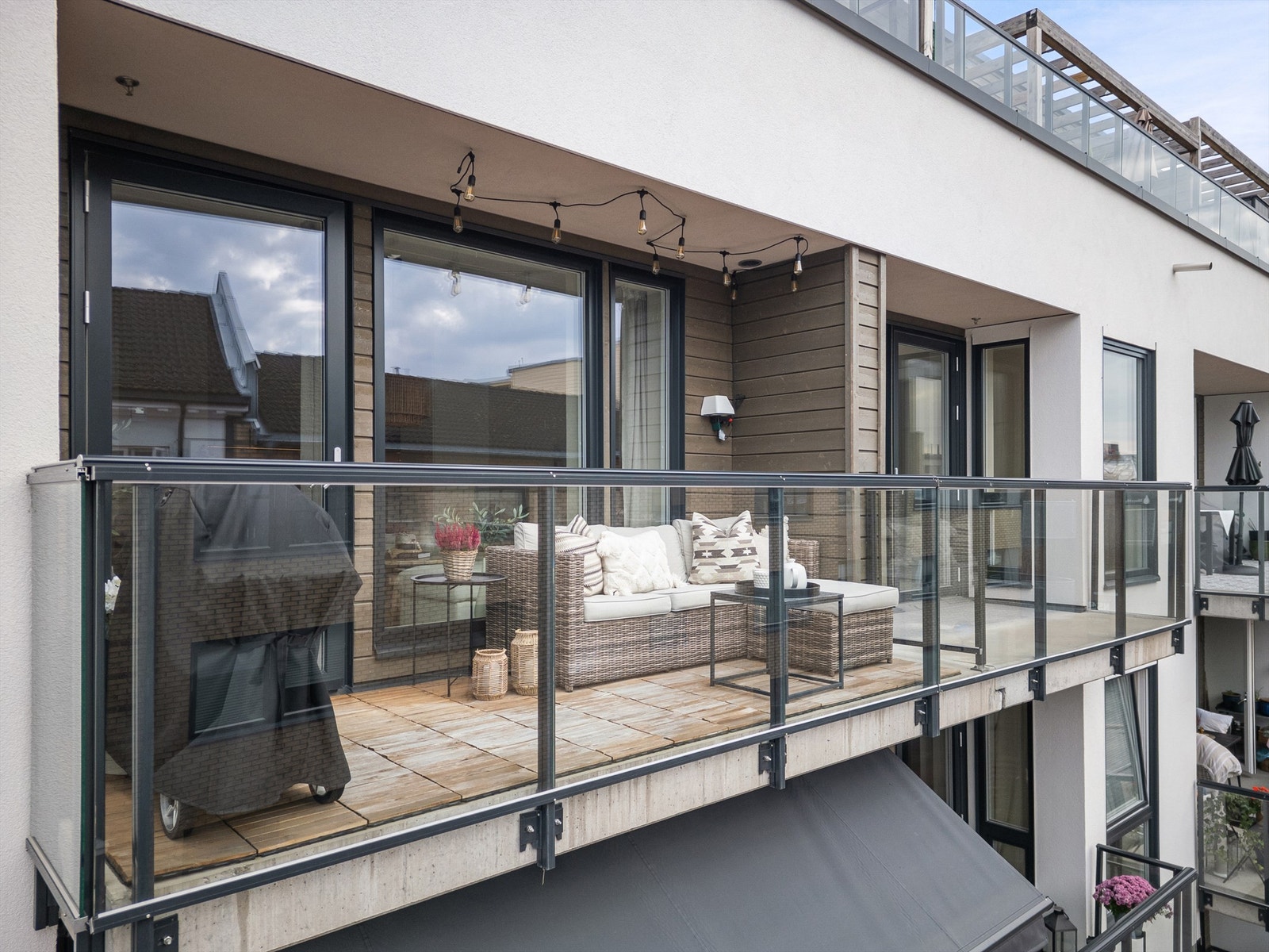 Sol fra ca. kl. 07.00 til 19.00 (midtsommerstid) iflg. selger Galleribilde