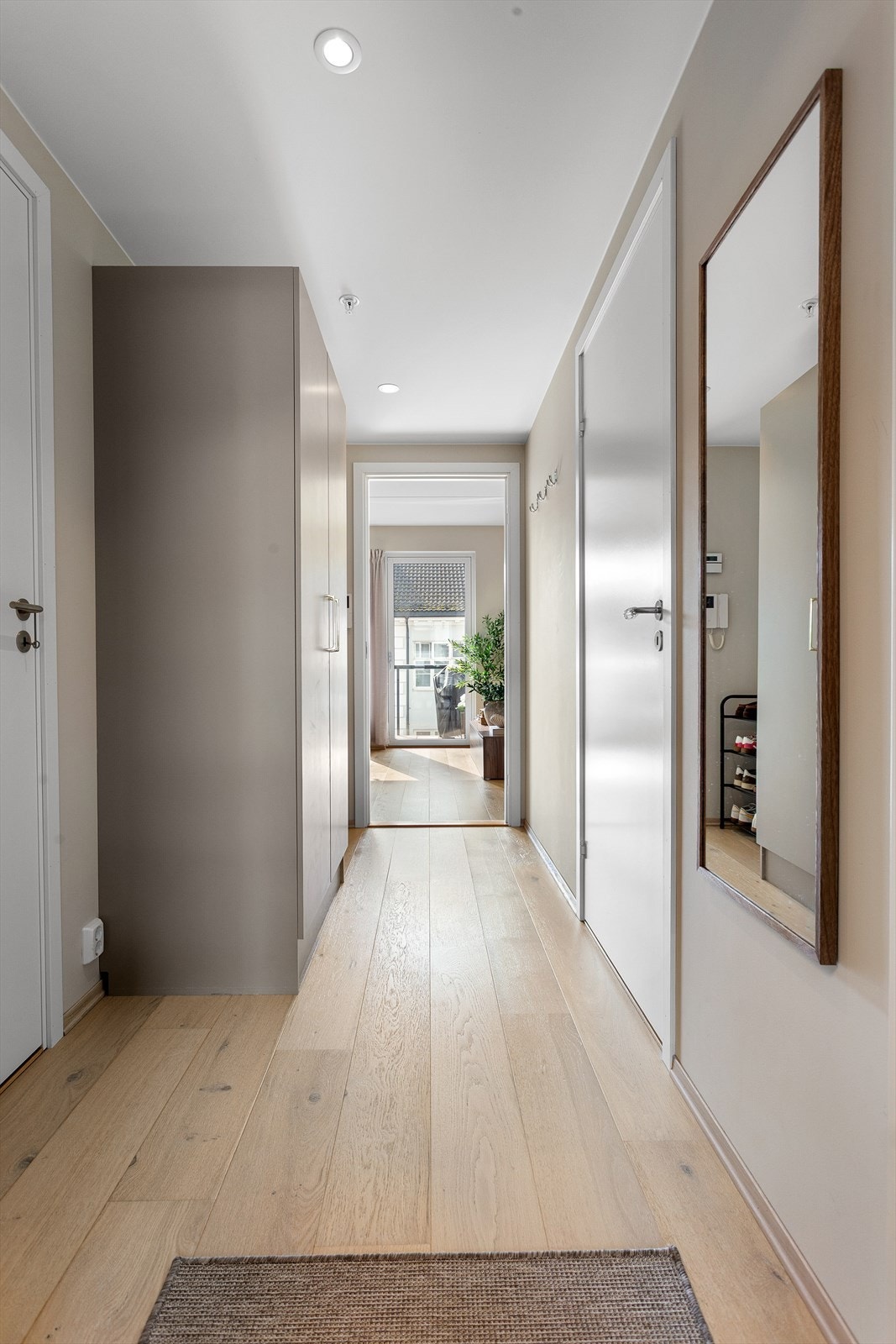 Entré med garderobeskap i glatt utførelse Galleribilde