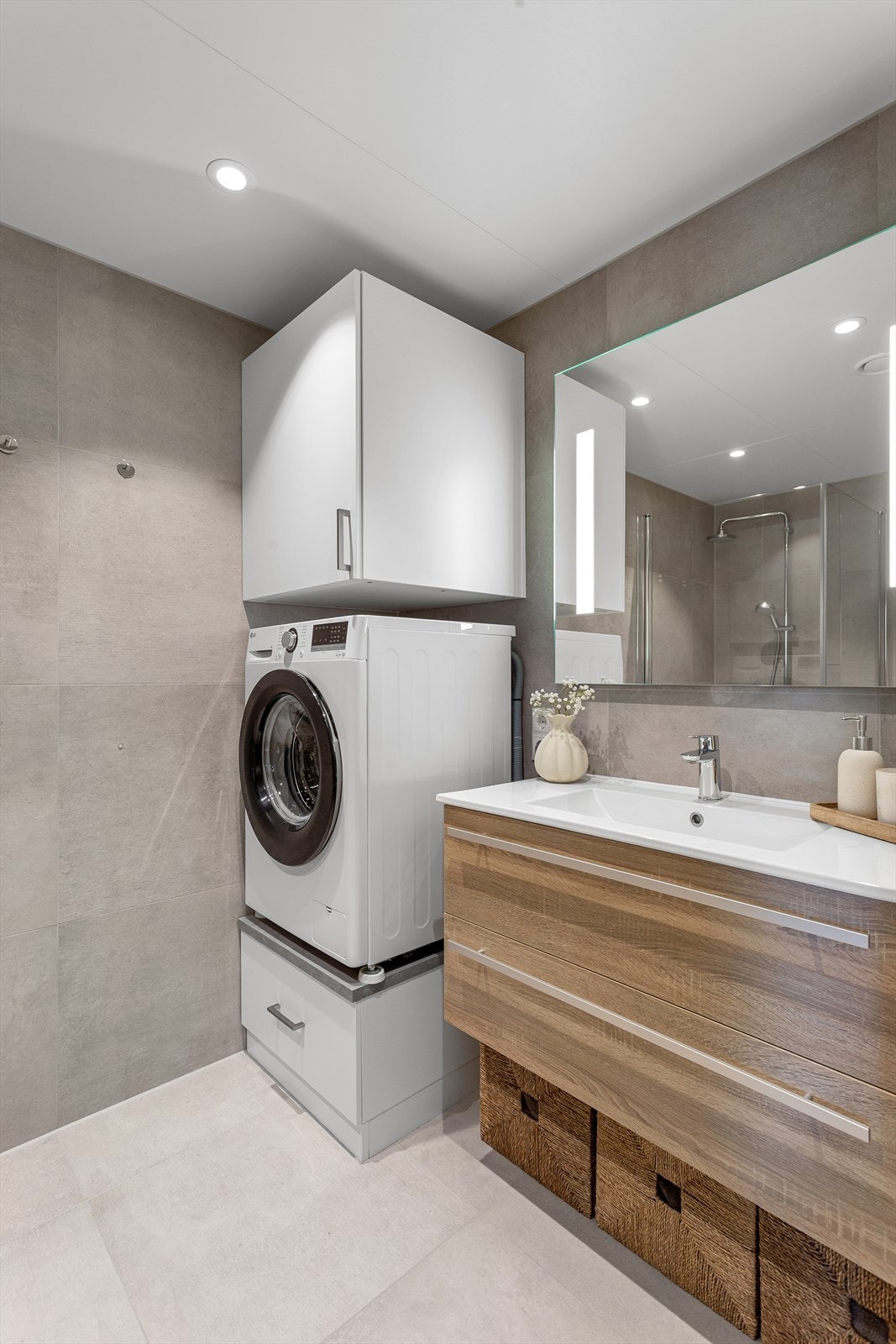 Moderne og pent bad med downlights i tak samt elektrisk gulvvarme Galleribilde