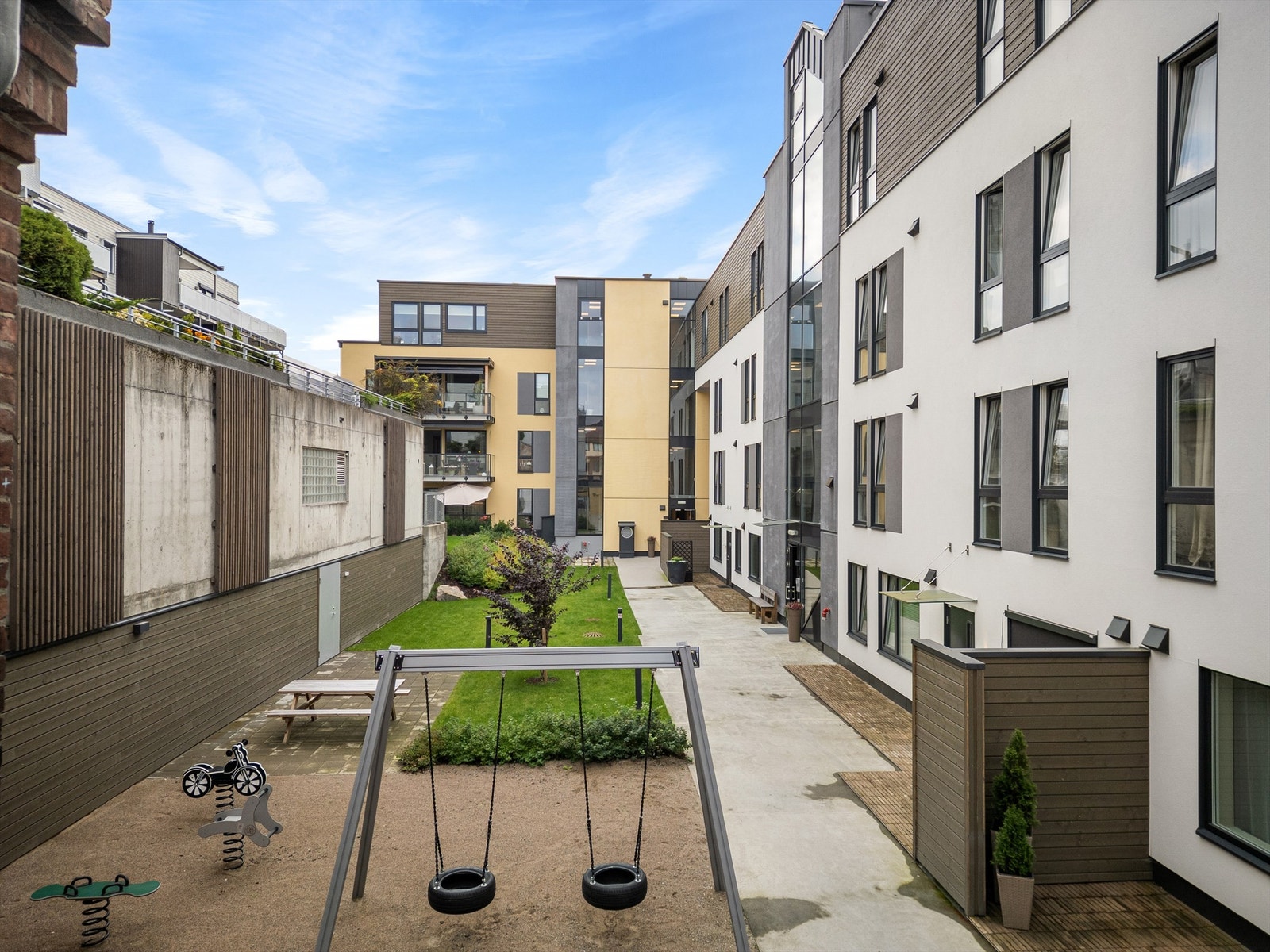 Tilgang til felles takterrasse, sykkelparkering (låst sykkelbod) og lekeplass i bakgård Galleribilde
