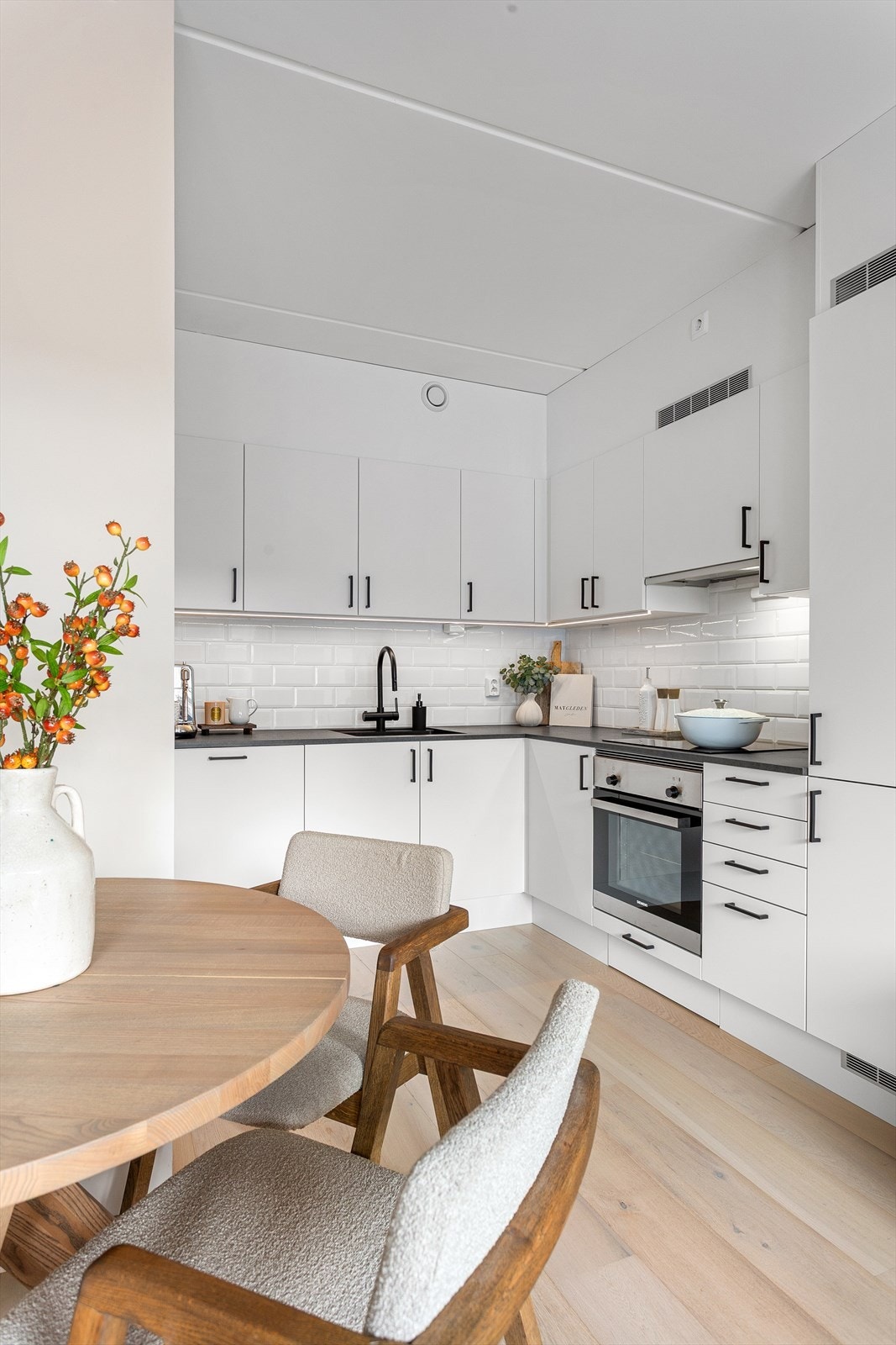 Stilren Sigdal-kjøkkeninnredning med helintegrerte hvitevarer Galleribilde