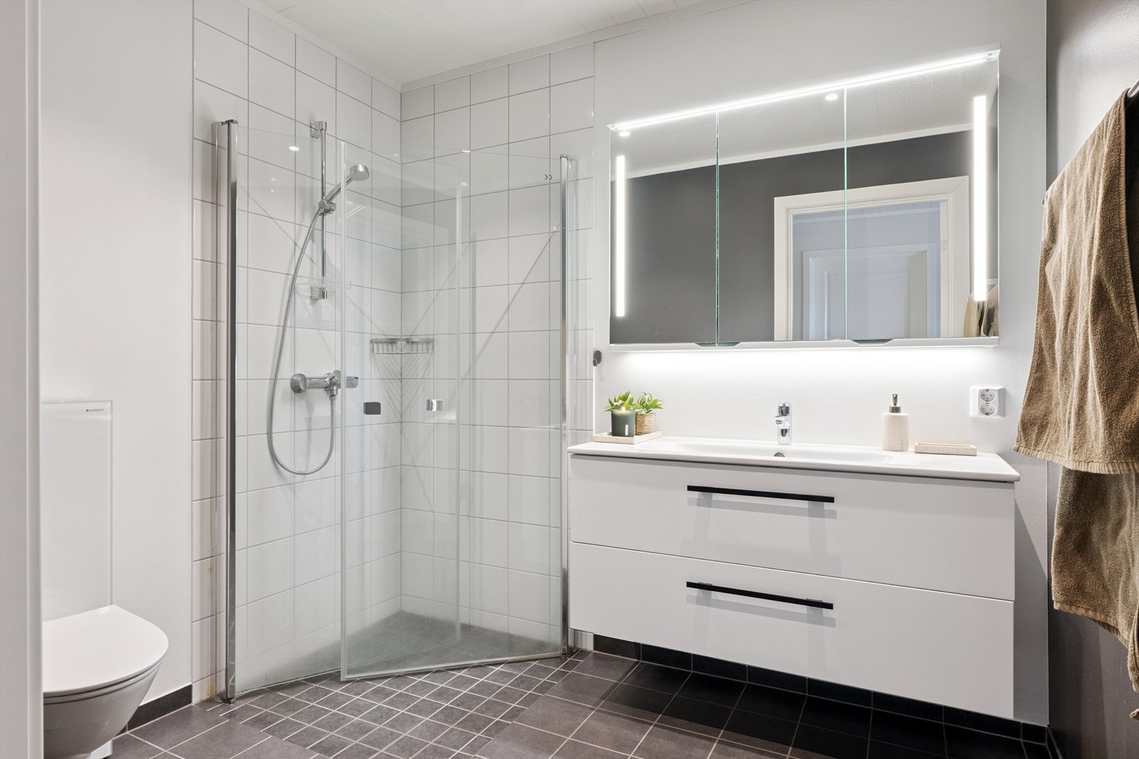 Bad - Fin og praktisk baderomsinnredning med skuffer og speilskap. Vegghengt toalett. Galleribilde