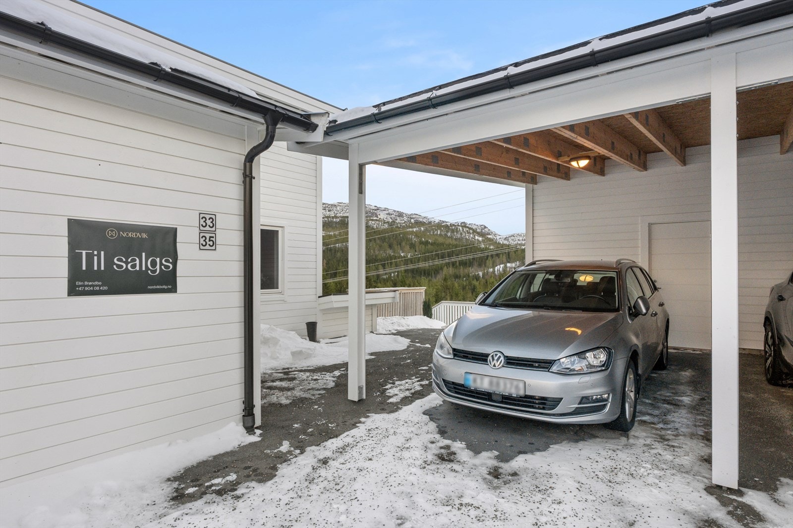 Asfaltert uteområdet og carport rett ved leiligheten for enkelhets skyld. Galleribilde