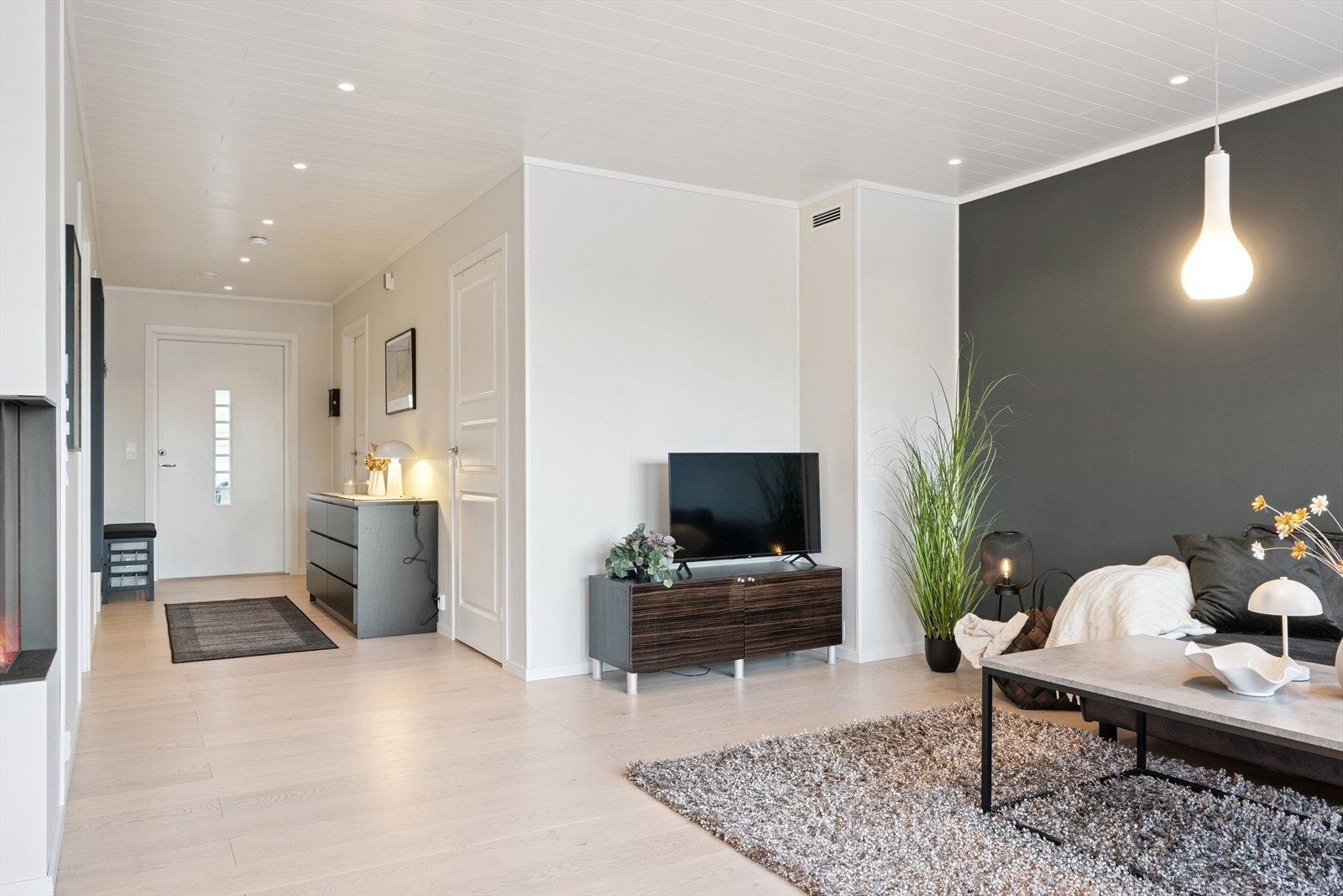 Downlights i stue, kjøkken, gang og bad. Galleribilde