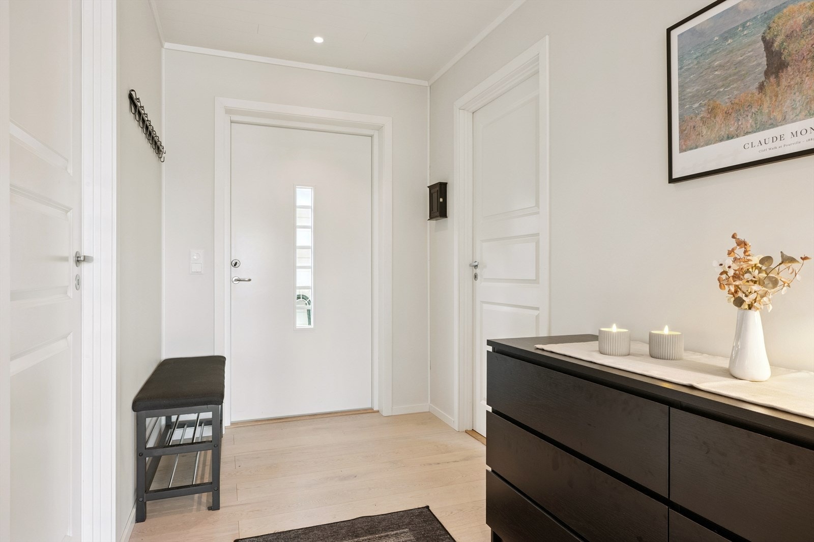 Entré -Det er vannbåren gulvvarme med digital styring på alle rom. Galleribilde