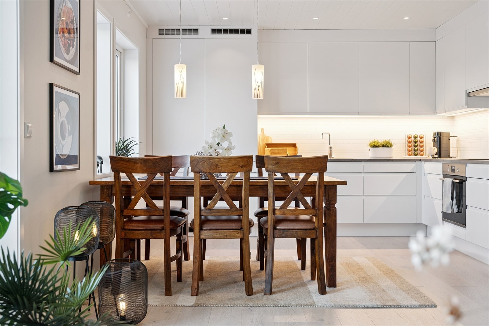 Utstyrt med induksjonstopp, 2 høyskap med integrert kjøl/frys, oppvaskmaskin. God plass til middagsgjester. Galleribilde