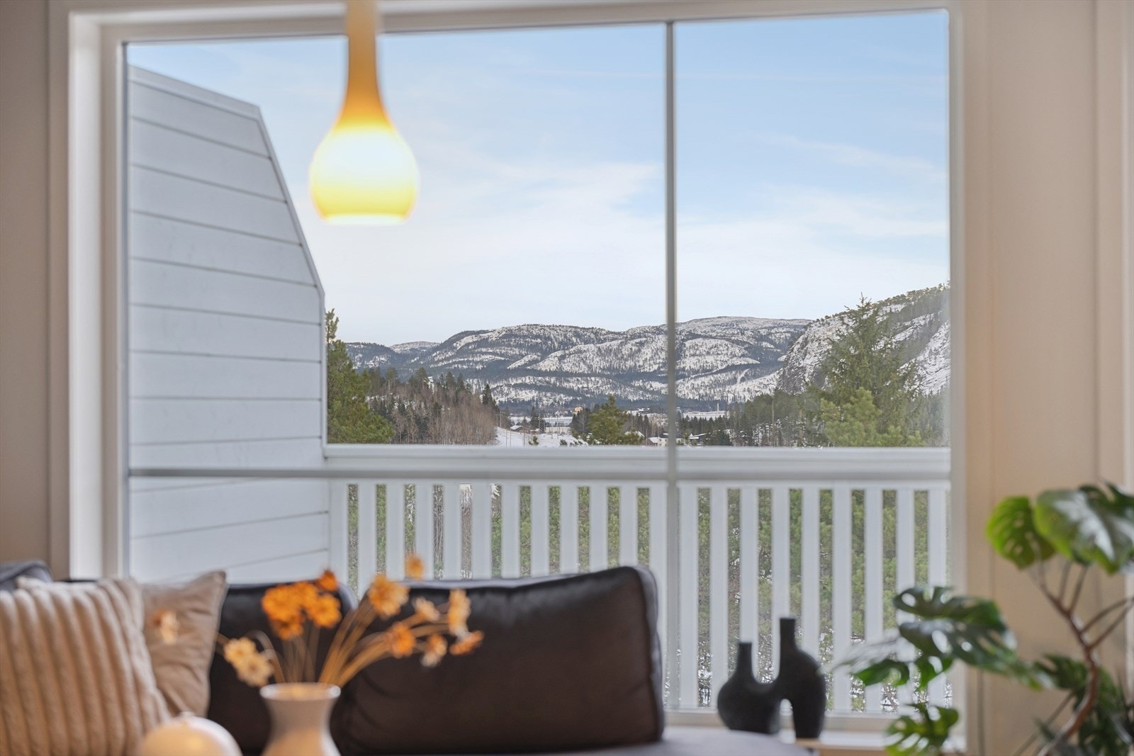 Store vindusflater og nydelig utsikt skaper den perfekte romfølelsen. Galleribilde