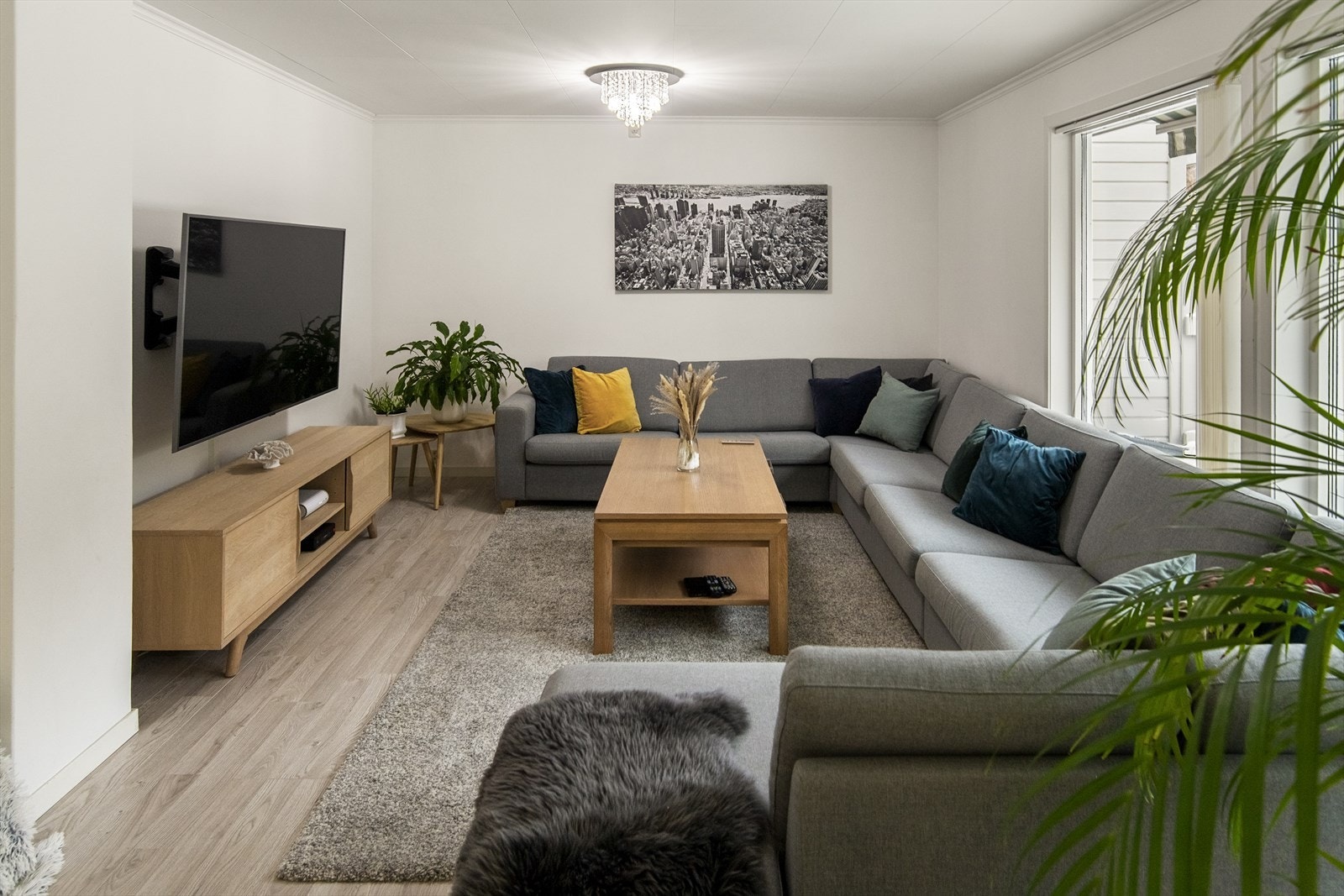 Her er det god plass til både salong og spisestue, og rommet har direkte utgang til en stor vestvendt terrasse med svært gode solforhold. Galleribilde