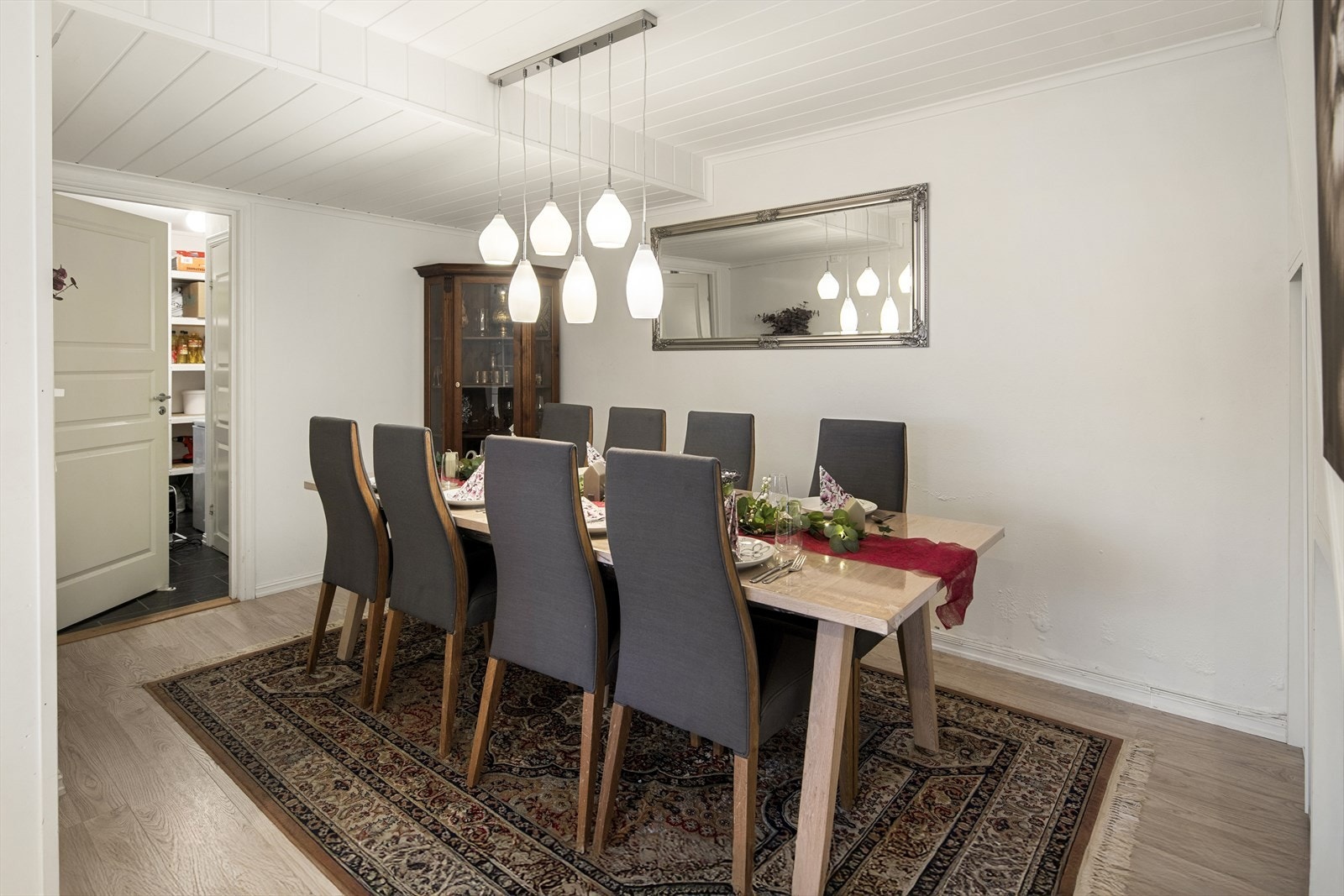 Her er det god plass til å samle familie og venner for hyggelige sammenkomster og gode måltider. Galleribilde