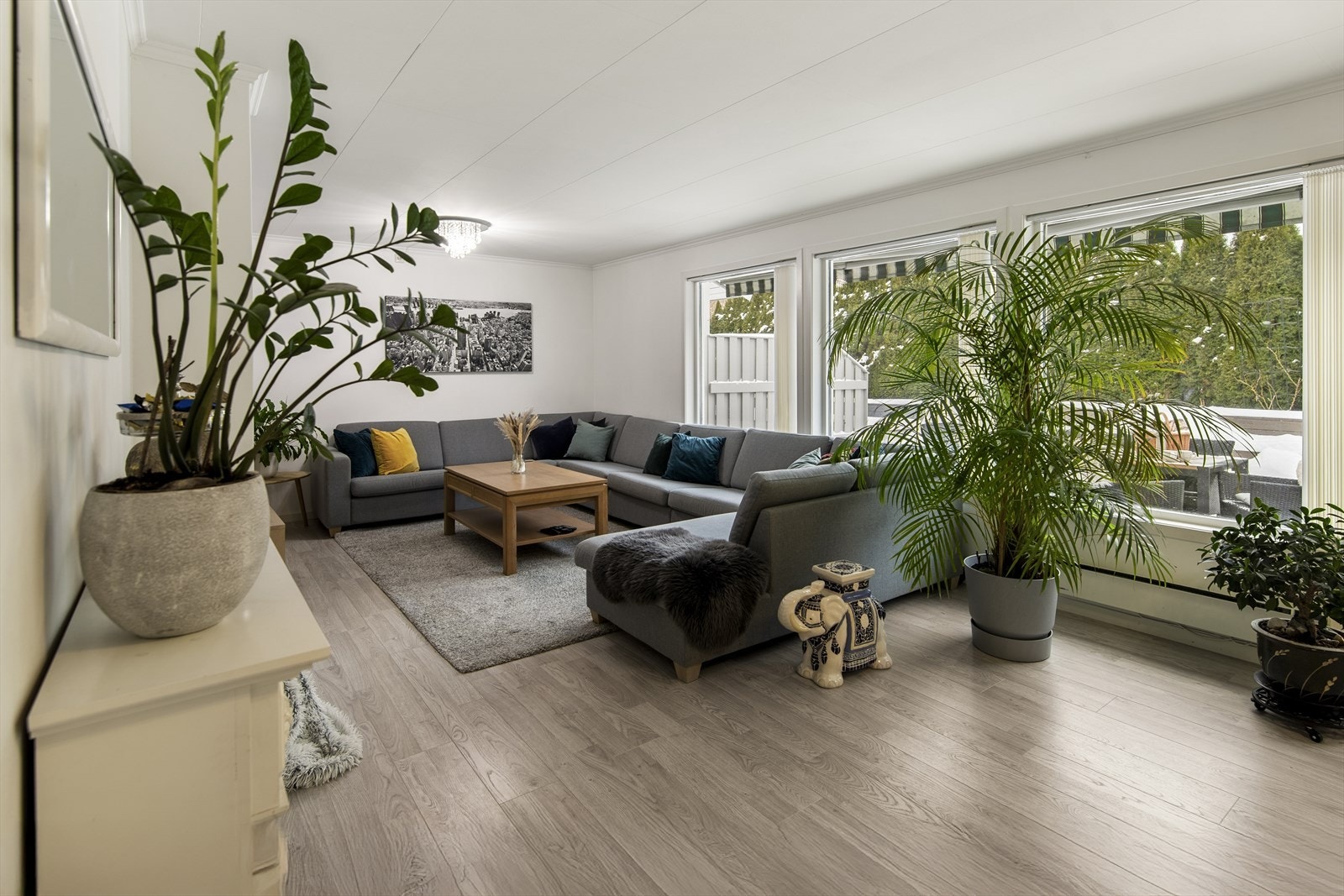 Slagenveien 72 D er en innholdsrik rekkehusleilighet med en arealeffektiv og gjennomtenkt planløsning, beliggende i et svært sentralt og ettertraktet område i koselige Trudvanglia. Galleribilde