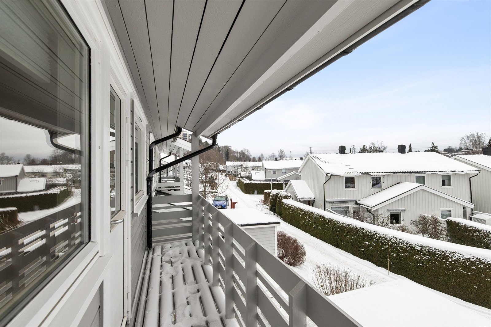 Balkongen har impregnerte, malte gulvbord og rekkverk av langsgående bord. Galleribilde