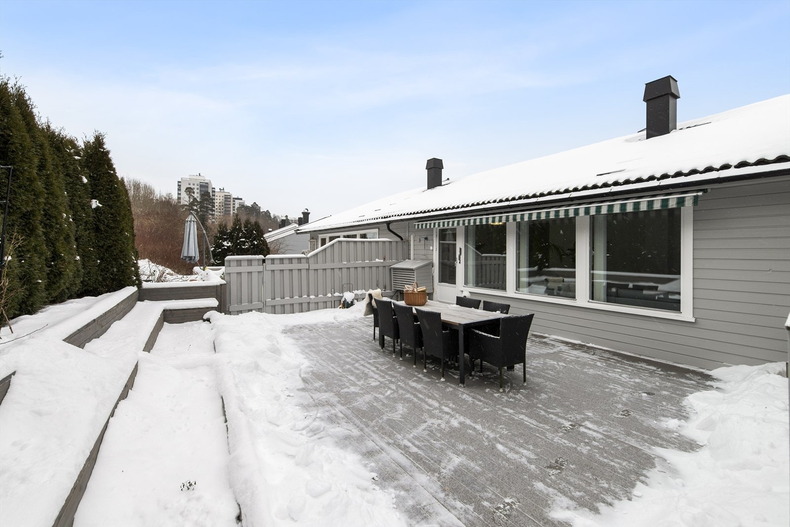Levegger mot naboer hindrer innsyn og markise kan trekkes ut for ekstra skerming. Galleribilde