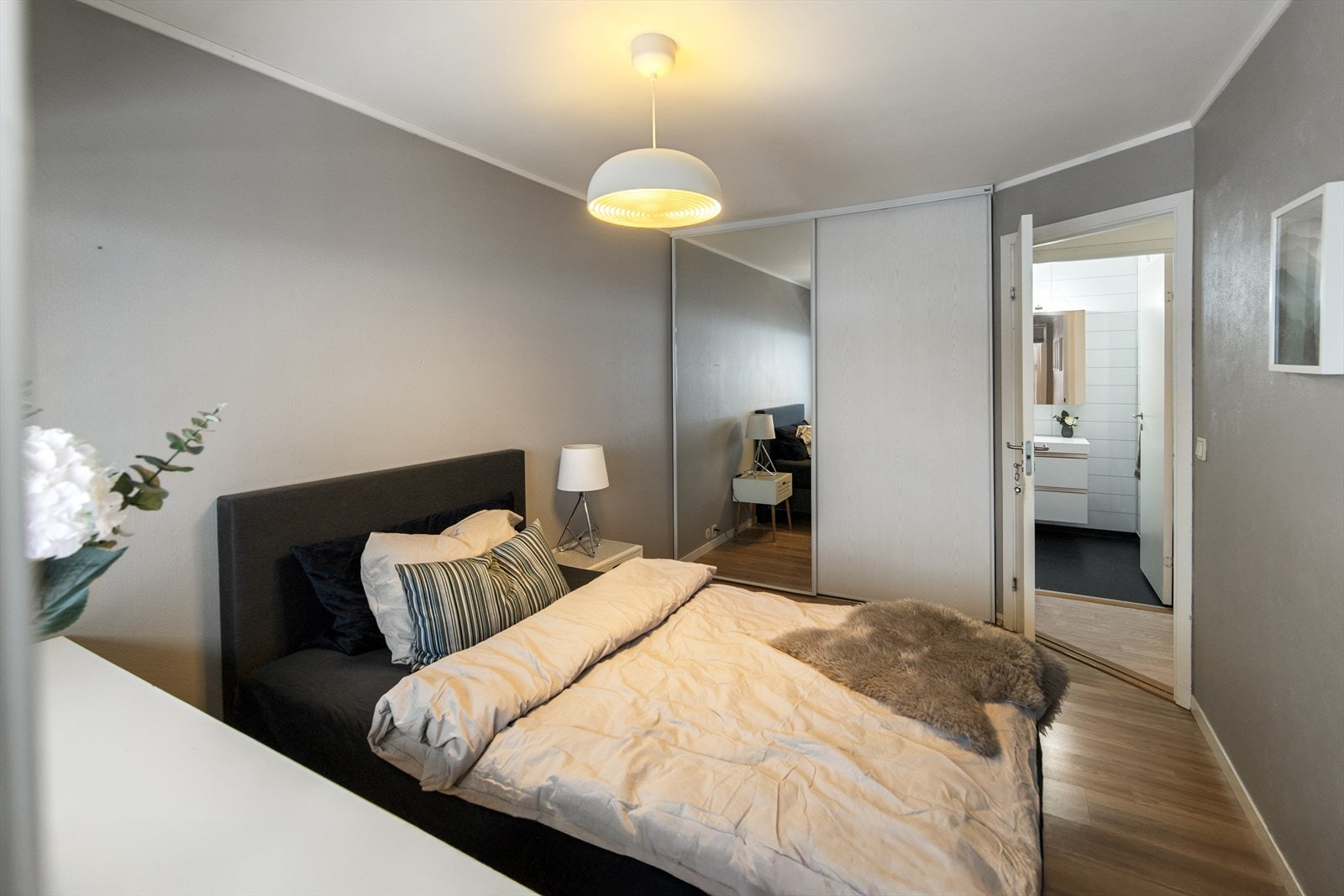 To av soverommene har fint plass til dobbeltseng med tilhørende møblement samt skyvedørsgarderober med god oppbevaringsplass. Galleribilde