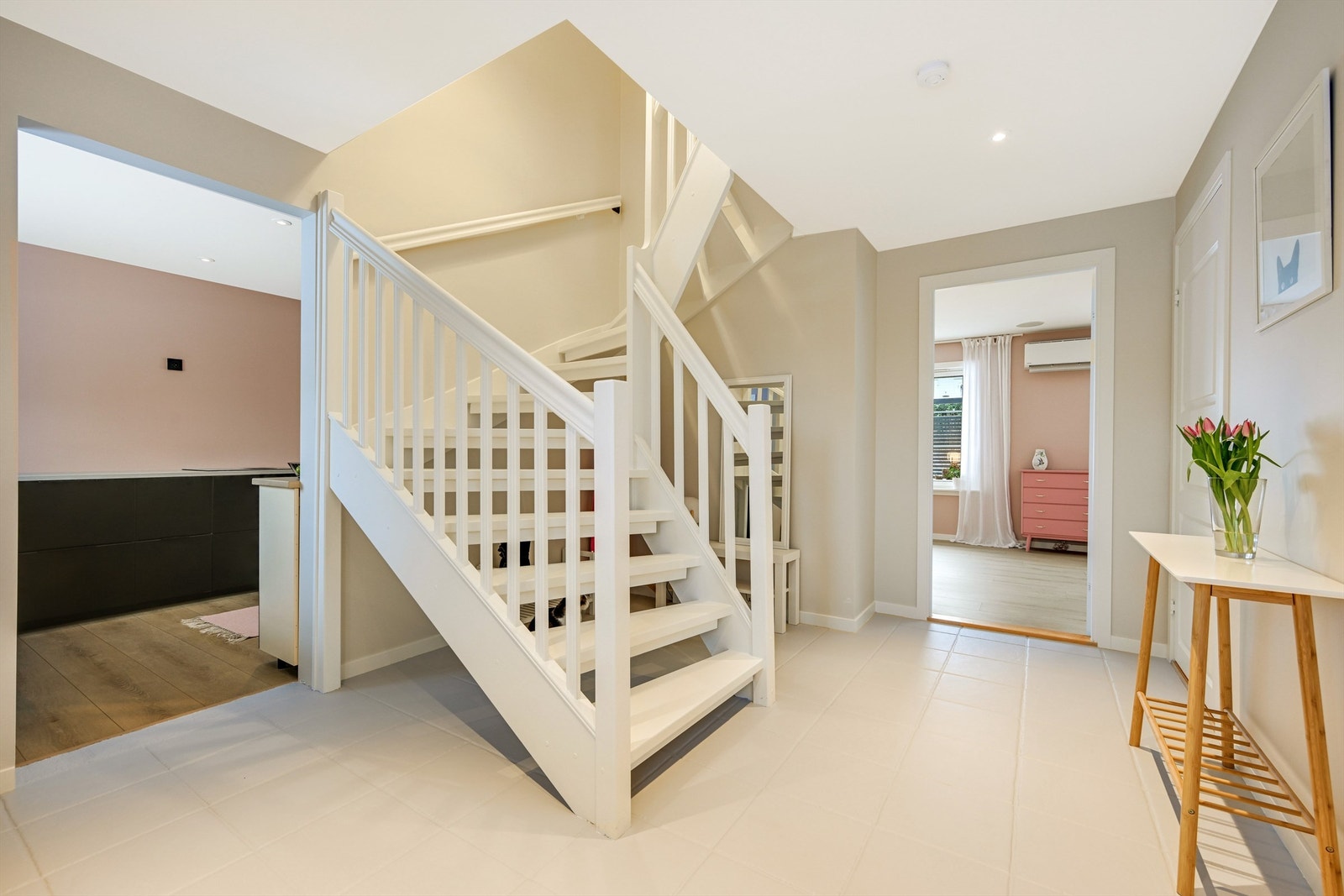 Eiendommen består av en lekker og delikat frittliggende enebolig i 1½ etasje, ferdigstilt i 1998. Boligen fremstår gjennomgående velholdt og innbydende, med gode planløsninger og fine oppgraderinger Galleribilde