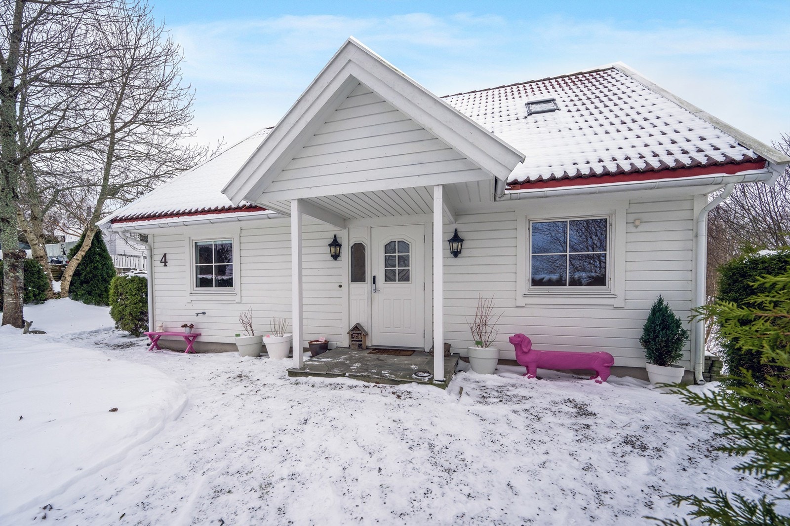Boligen er en lys, moderne og velholdt enebolig over to etasjer som oser av kvalitet og gode løsninger. Galleribilde