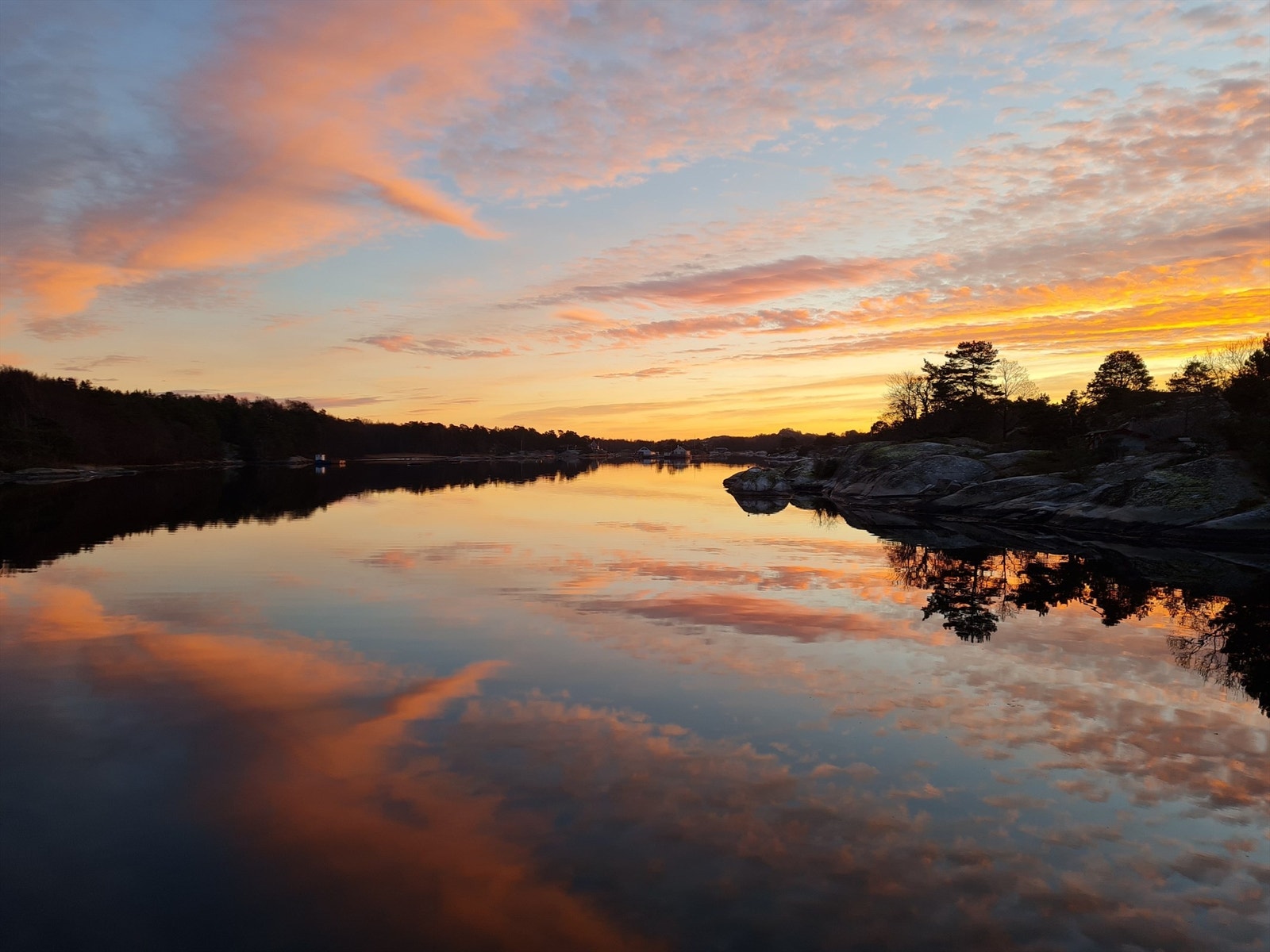 Her kan du nyte stillheten i skjærgården, vakre solnedganger over havet og et rikt fugle- og dyreliv - en perfekt ramme for både hverdag og ferie Galleribilde