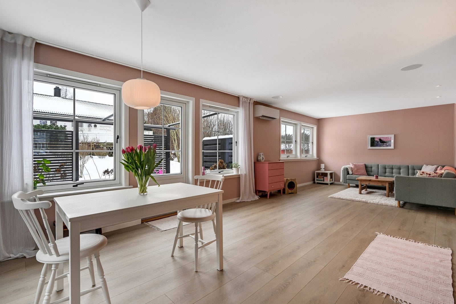 Dette er en lys, moderne og velholdt enebolig over to etasjer som oser av kvalitet og gode løsninger Galleribilde