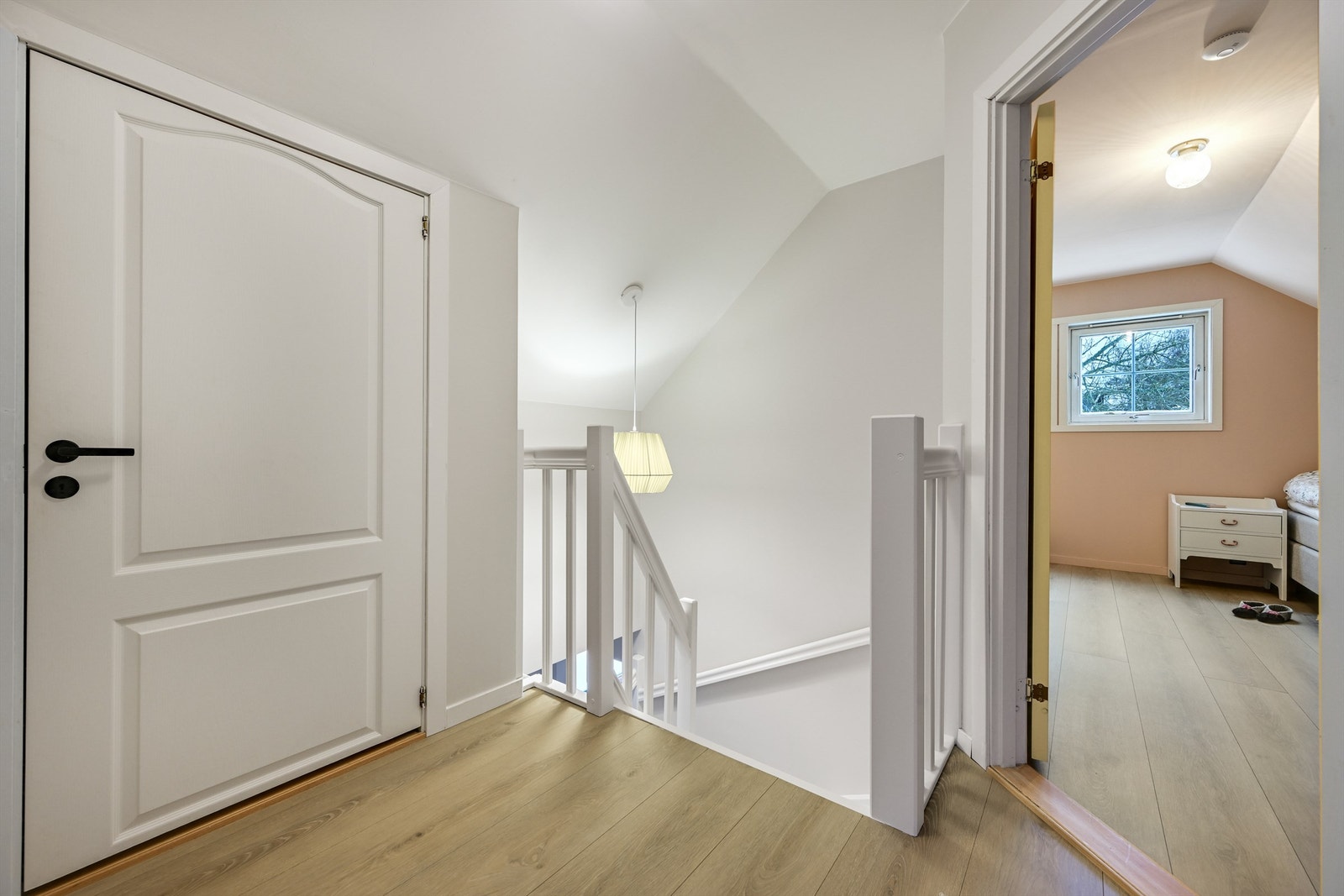 I andre etasje finner du 2 soverom, bad og et kott. Galleribilde