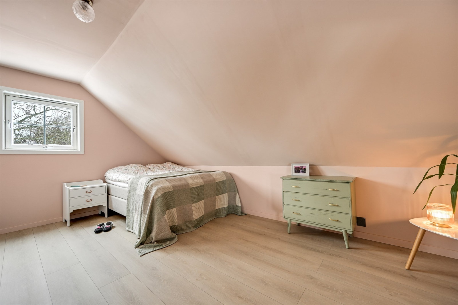 Romslig og praktisk soverom. Galleribilde