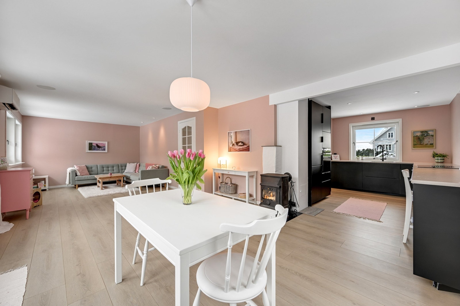 Stuen har god plass til sofakrok og er varmet med både peisovn og luft- til luft varmepumpe. Galleribilde