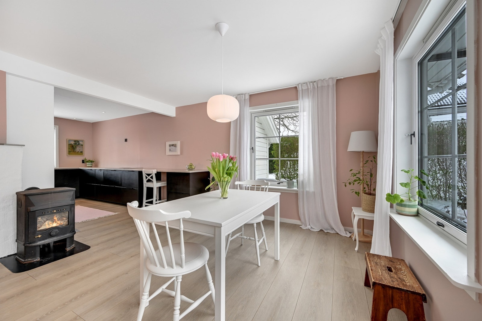 Kjøkkenet ligger i åpen løsning mot både spisestue og stue, noe som skaper en luftig og sosial sone - perfekt for både hverdag og selskap Galleribilde