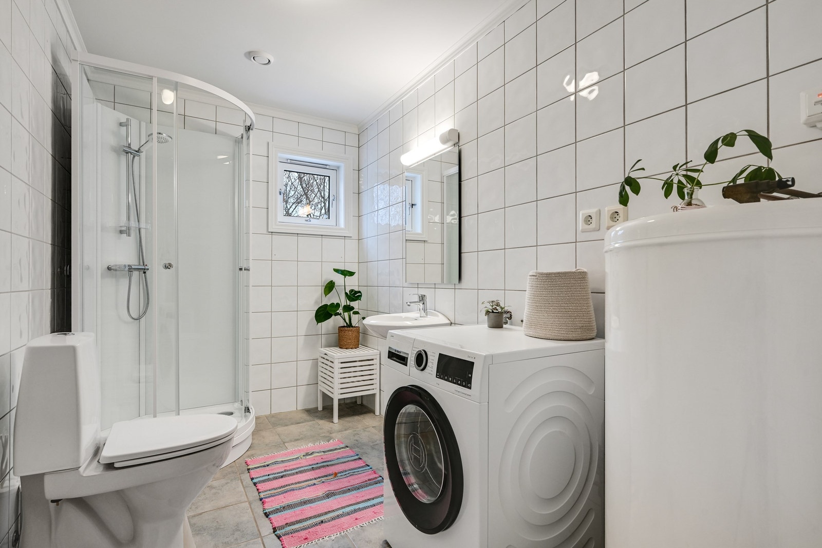 Flislagt bad i første etasje med toalett, dusj og servant. Galleribilde