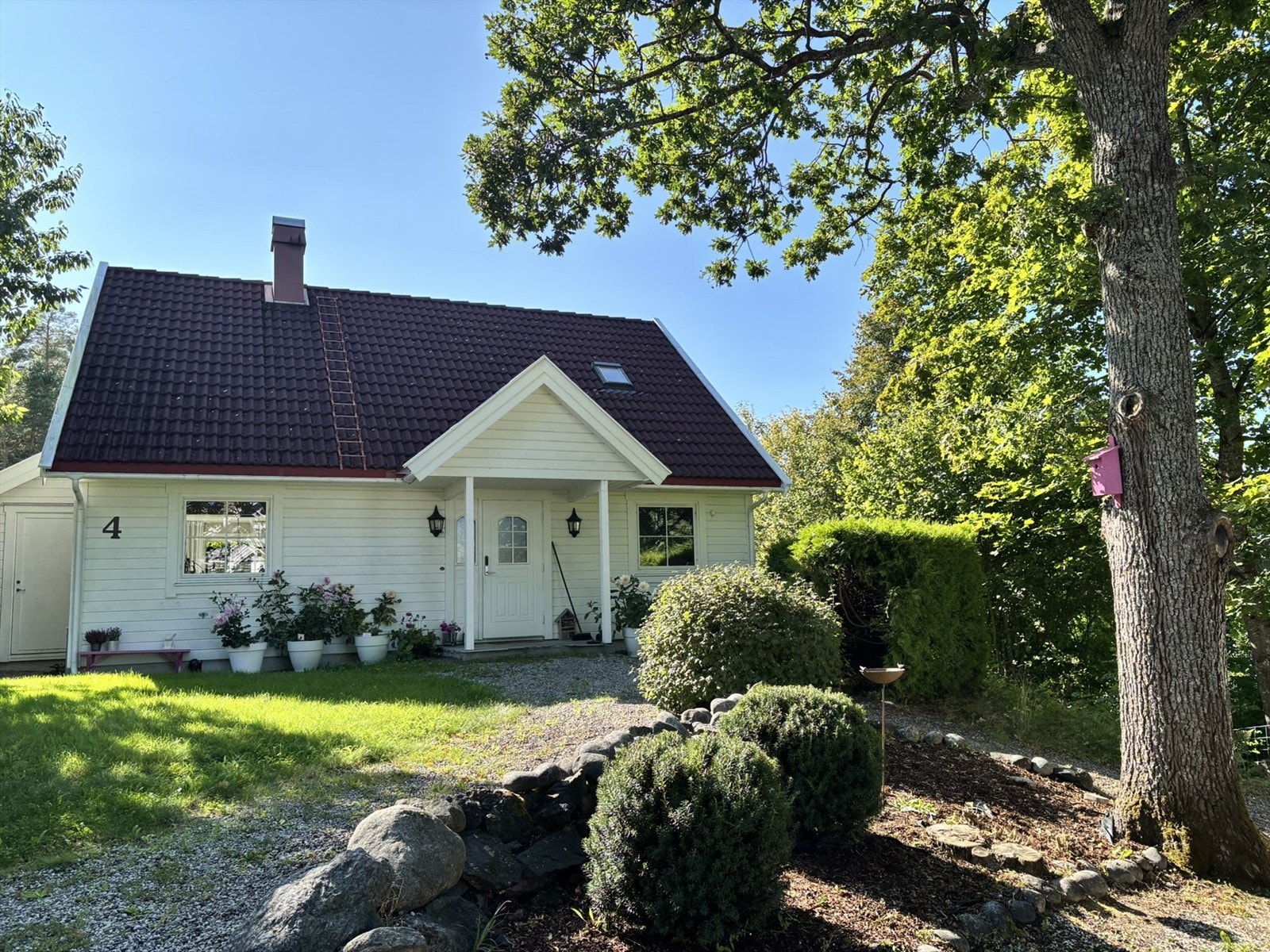 Stemningsbilde fra sommeren som viser hvor idyllisk og grønn hagen og uteområdet blir i sesong Galleribilde