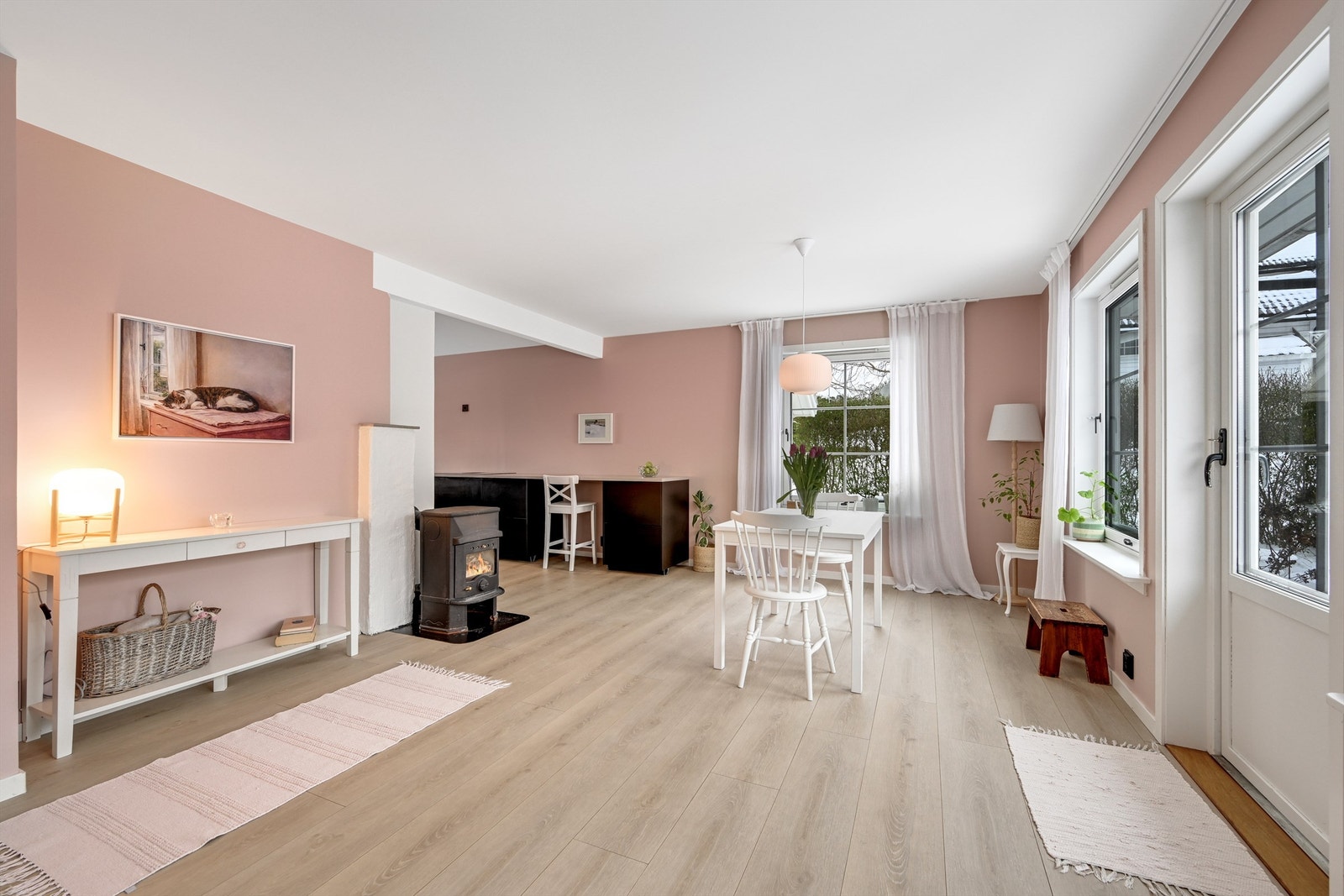 Fra stuen er det direkte utgang til en solrik terrasseplatting på ca. 34 kvm, med videre adkomst til en deilig hage - et flott sted for avslapning og hyggelige sommerdager Galleribilde