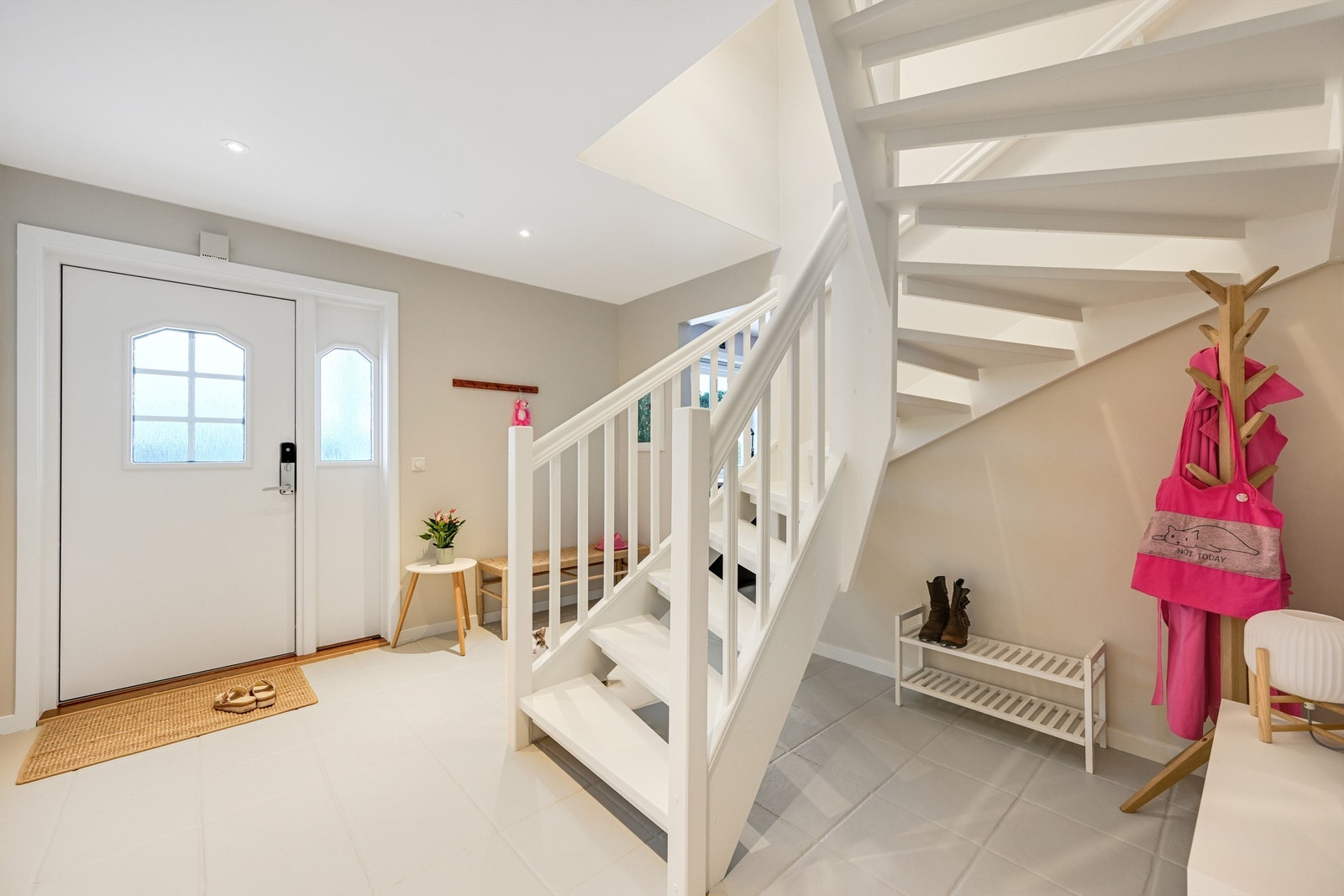 I boligens første etasje er det romslig Hall m/trapp, kjøkken, stue/spisestue, bad/vaskerom og et soverom Galleribilde