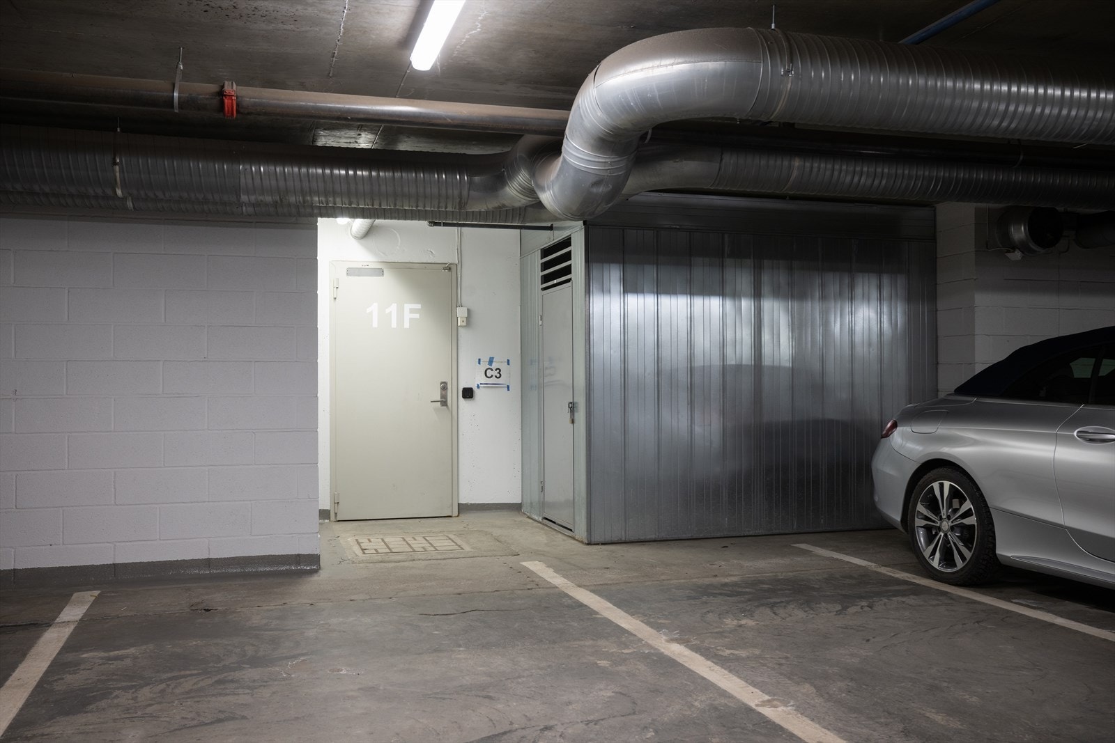 Fra parkeringskjelleren er det direkte heisadkomst opp til leilighetens etasjeplan. Galleribilde