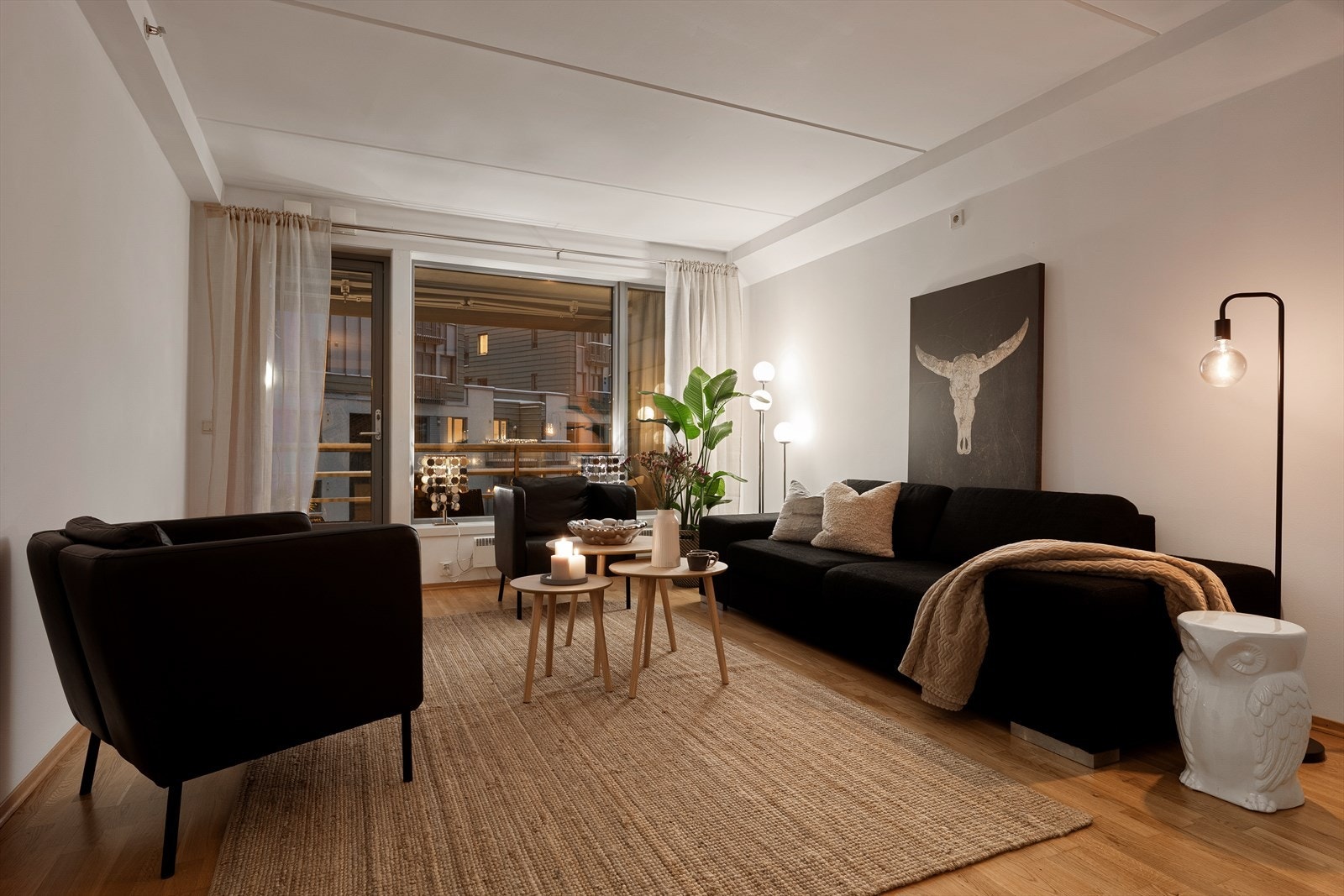 Boligen kan skilte med store vindusflater, separat og romslig kjøkken, lyse overflater og heisadkomst til etasjeplan. Galleribilde